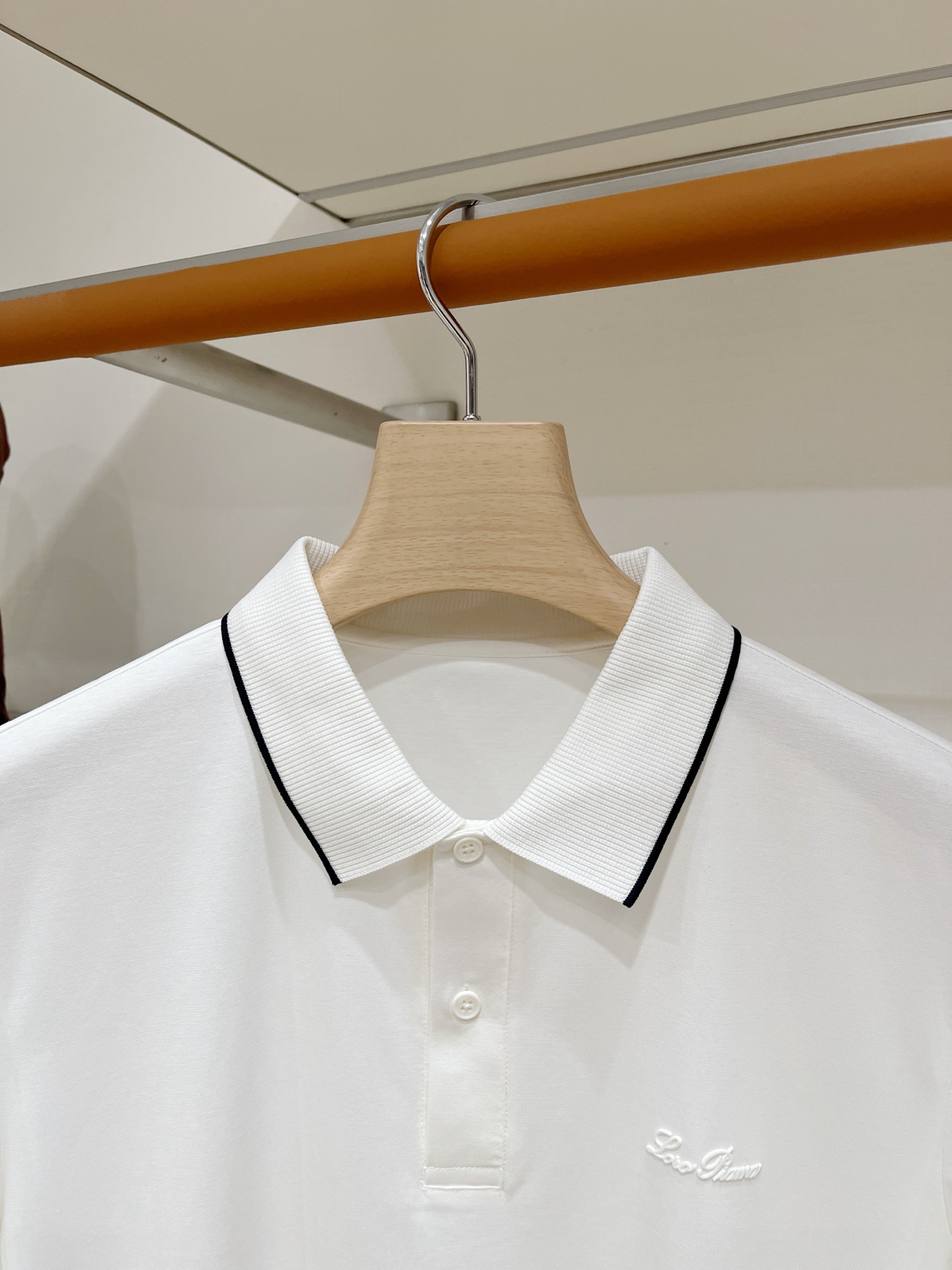 Loro piana、2026新品短袖T恤，帅气时尚，胸前顶级印胶字母logo，简约百搭款。面料棉 不仅挺括，保持潮流的