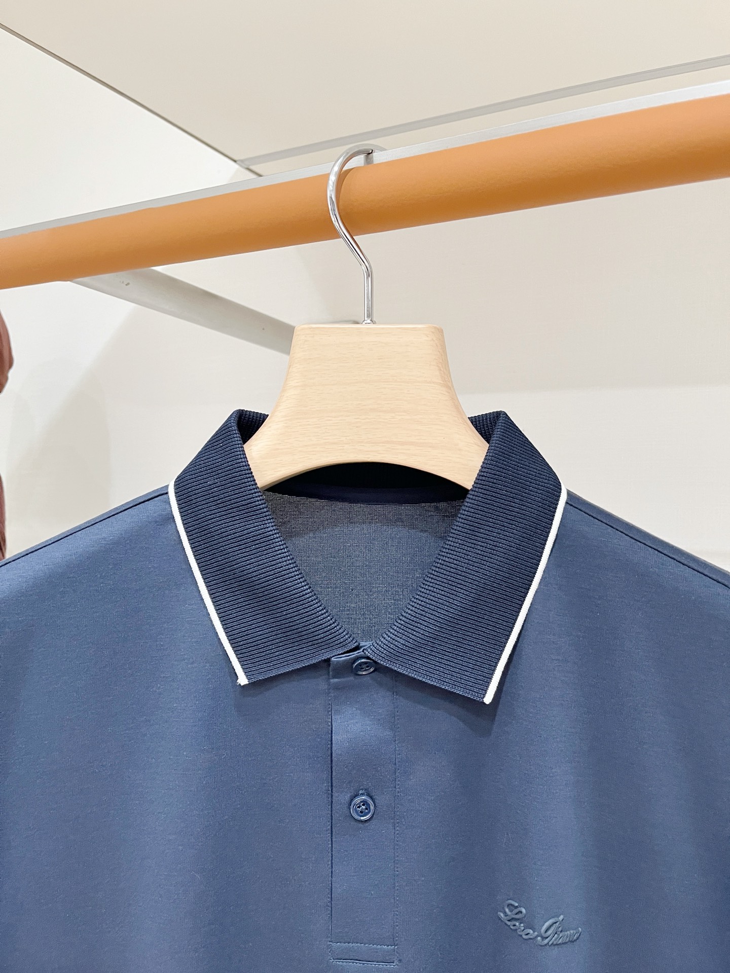 Loro piana、2026新品短袖T恤，帅气时尚，胸前顶级印胶字母logo，简约百搭款。面料棉 不仅挺括，保持潮流的