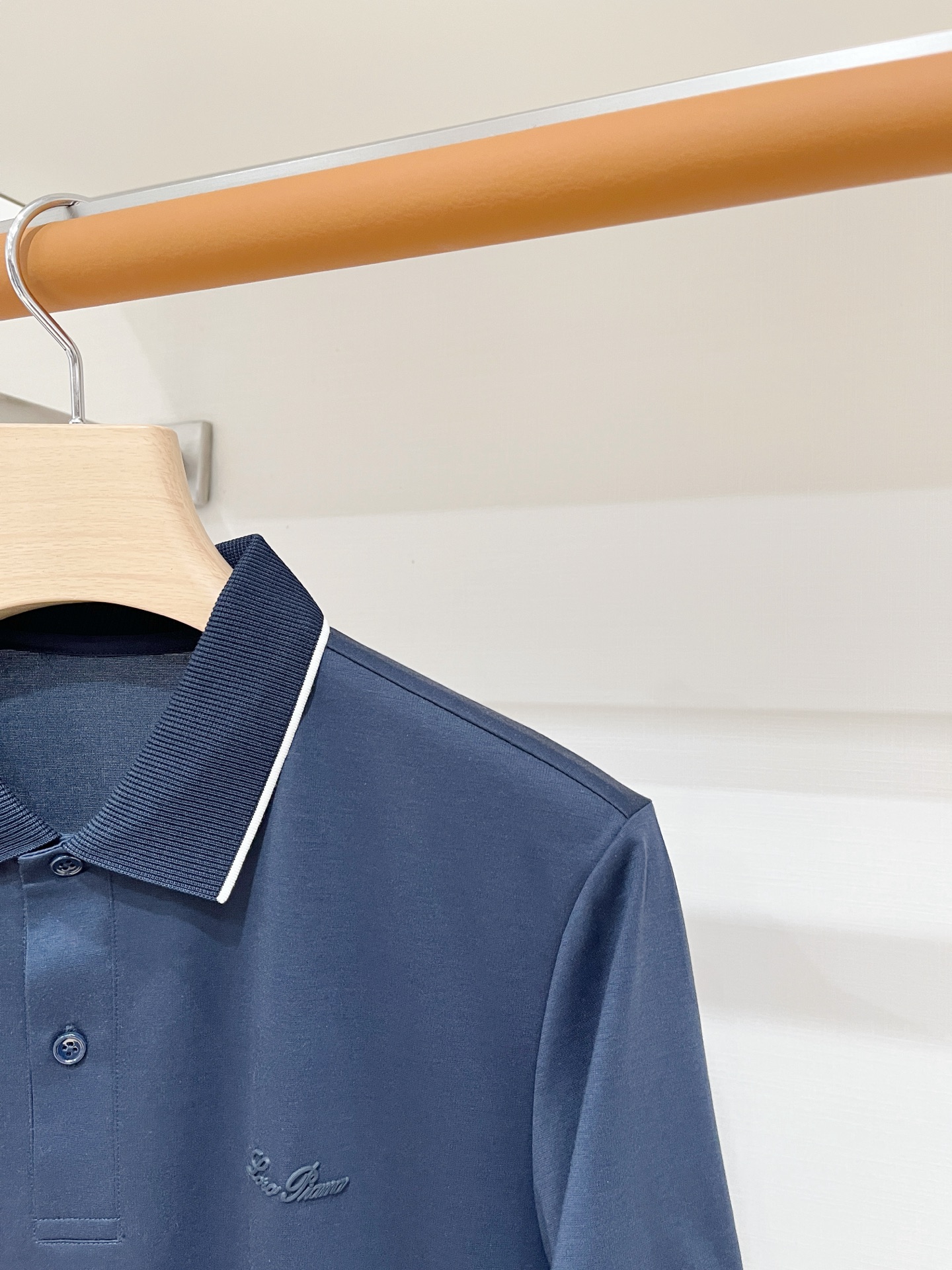 Loro piana、2026新品短袖T恤，帅气时尚，胸前顶级印胶字母logo，简约百搭款。面料棉 不仅挺括，保持潮流的