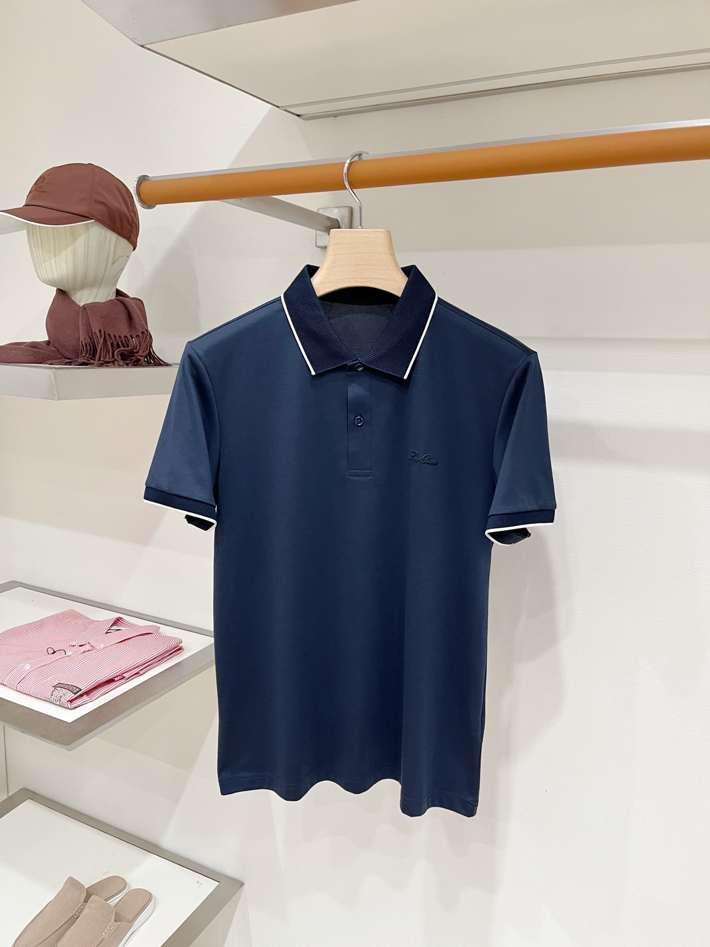 Loro piana、2026新品短袖T恤，帅气时尚，胸前顶级印胶字母logo，简约百搭款。面料棉 不仅挺括，保持潮流的
