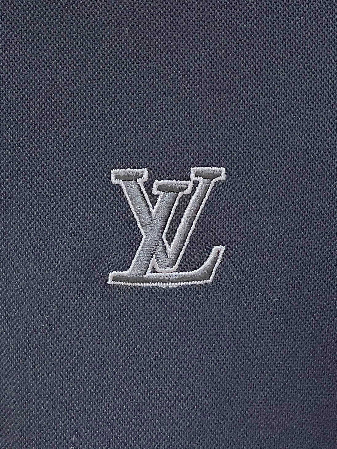 路易威登、2026新品短袖T恤，帅气时尚，胸前精致刺绣字母logo，简约百搭款。面料棉 不仅挺括，保持潮流的廓形，又穿着