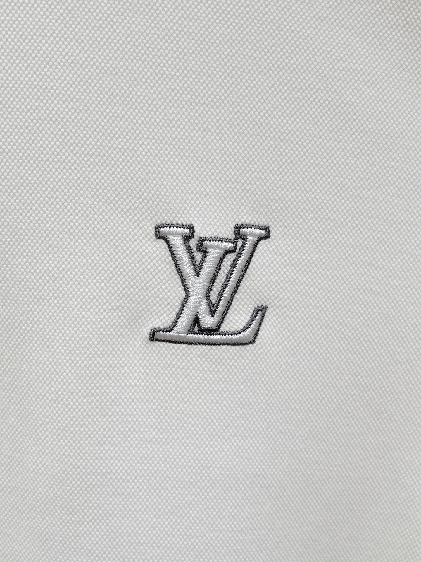 路易威登、2026新品短袖T恤，帅气时尚，胸前精致刺绣字母logo，简约百搭款。面料棉 不仅挺括，保持潮流的廓形，又穿着