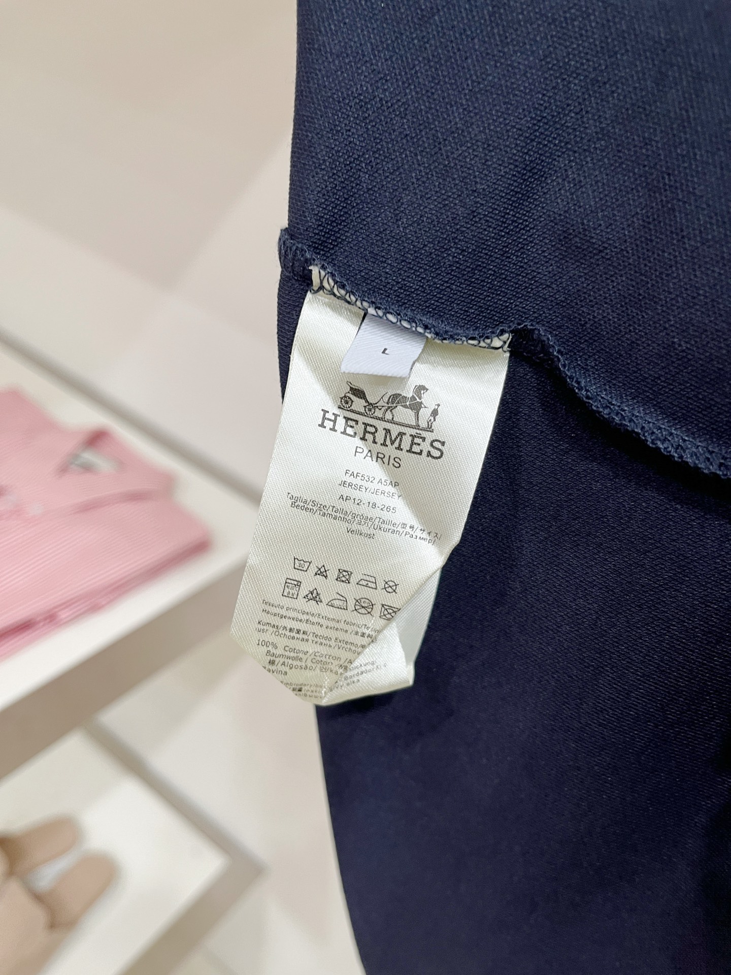 爱马仕、2026新品短袖T恤，帅气时尚，胸前精致刺绣字母logo，简约百搭款。面料棉 不仅挺括，保持潮流的廓形，又穿着舒