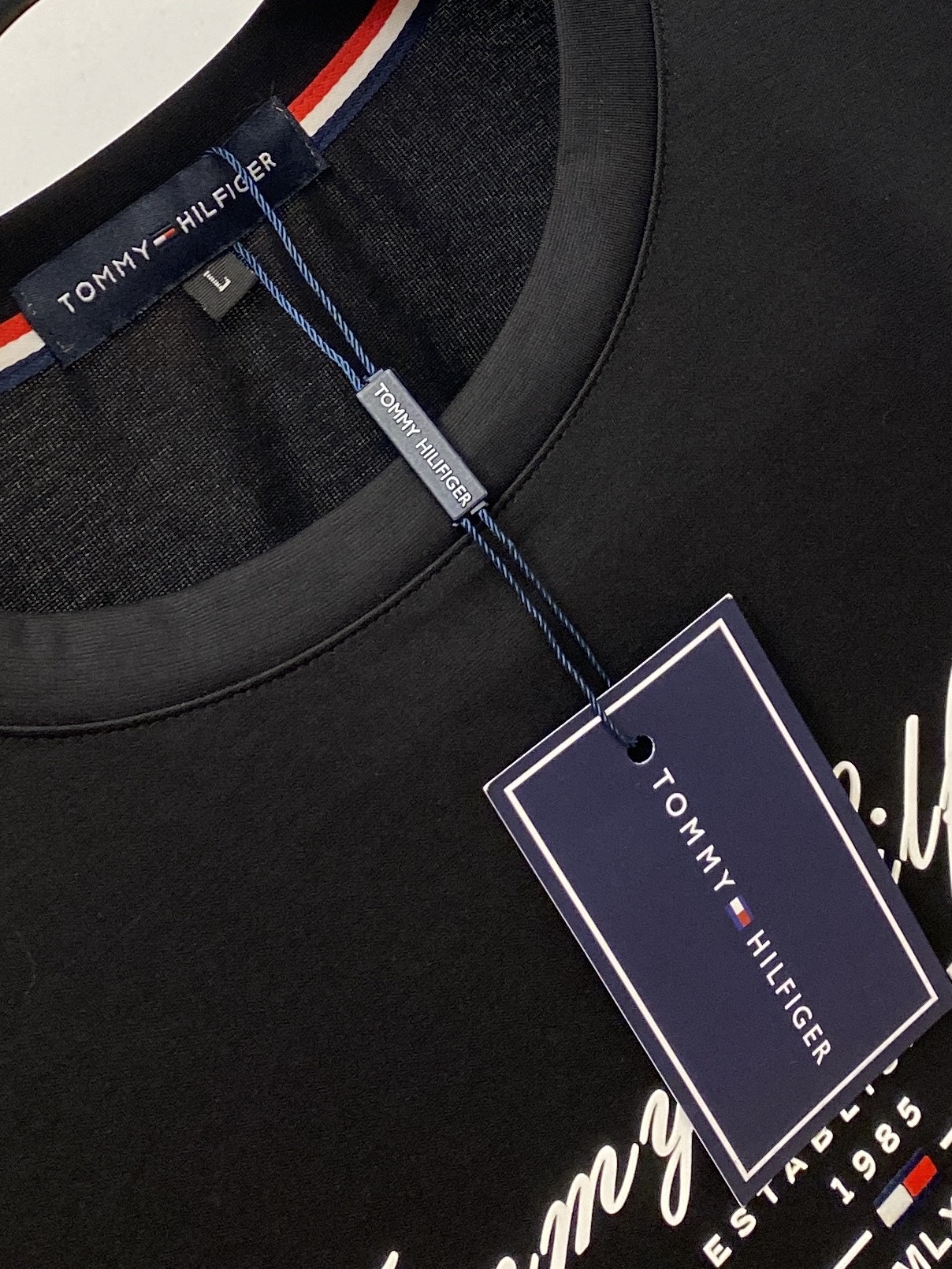 TOMMY、2026新品短袖T恤，帅气时尚，胸前顶级印胶字母logo，简约百搭款。面料棉 不仅挺括，保持潮流的廓形，又穿