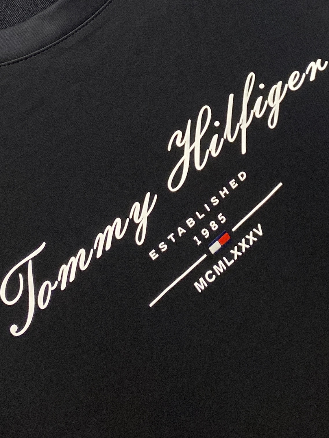 TOMMY、2026新品短袖T恤，帅气时尚，胸前顶级印胶字母logo，简约百搭款。面料棉 不仅挺括，保持潮流的廓形，又穿