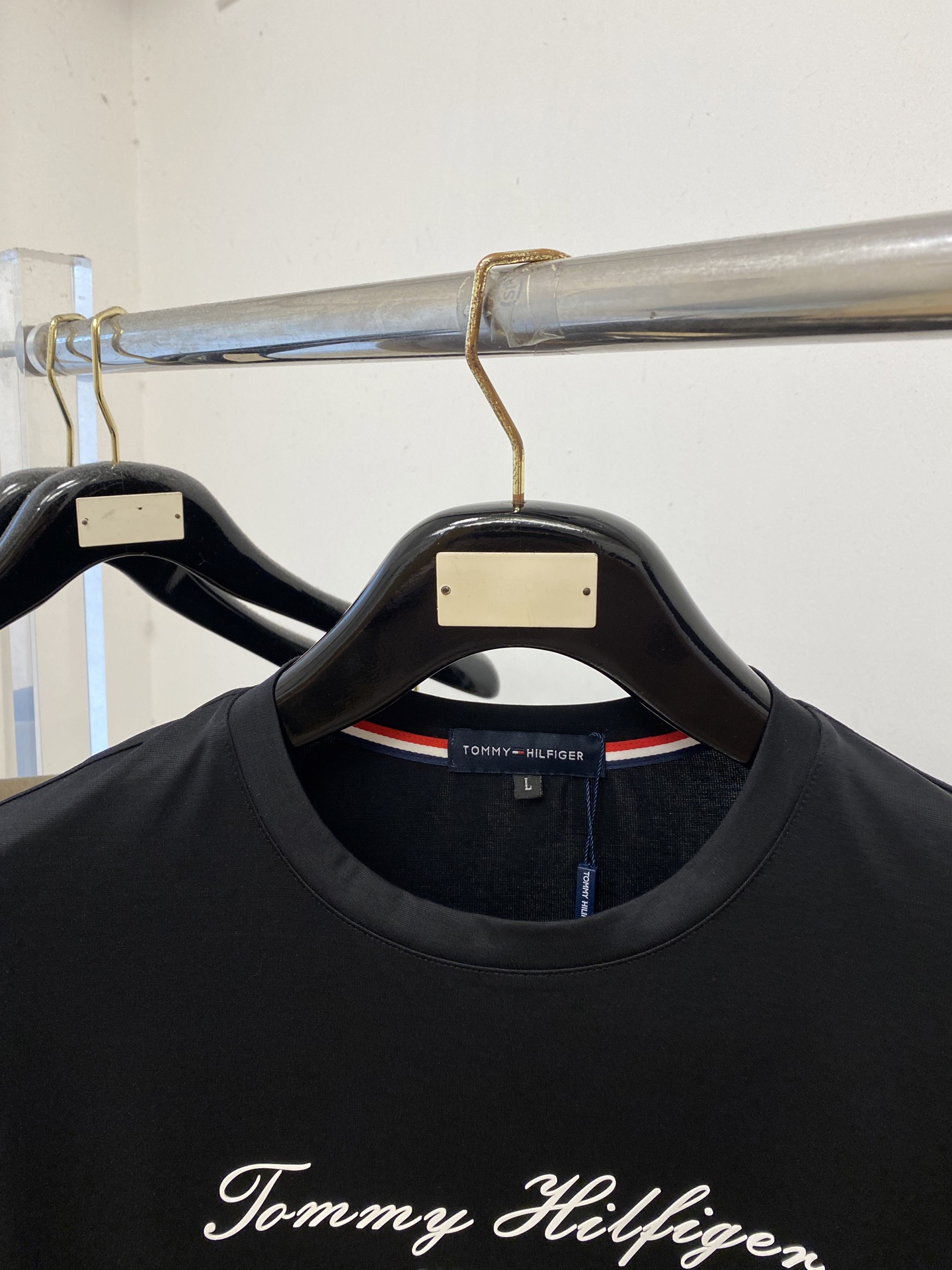 TOMMY、2026新品短袖T恤，帅气时尚，胸前顶级印胶字母logo，简约百搭款。面料棉 不仅挺括，保持潮流的廓形，又穿