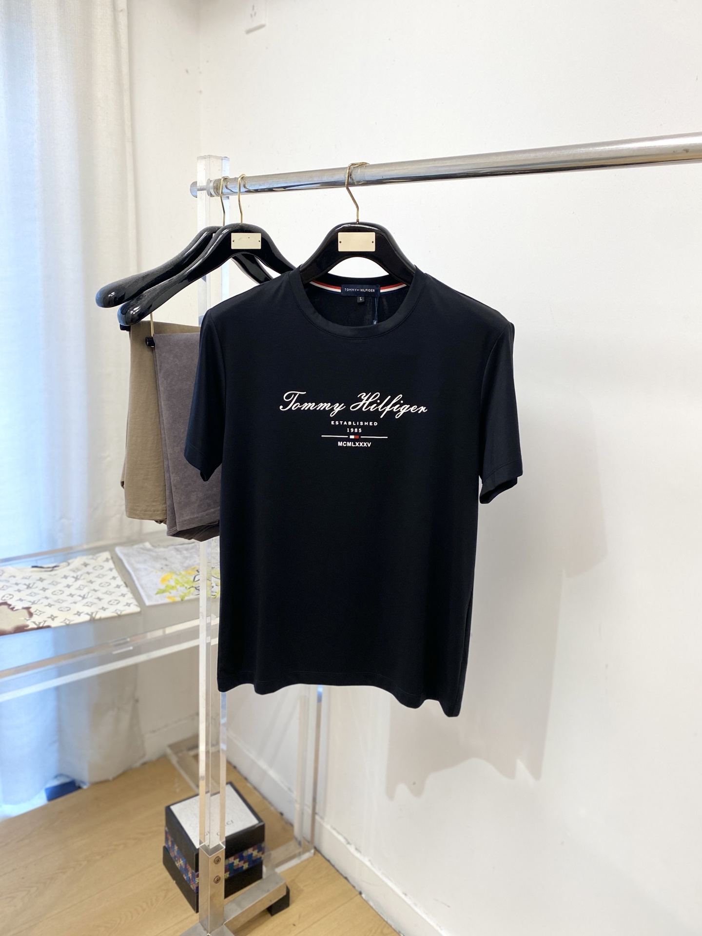 TOMMY、2026新品短袖T恤，帅气时尚，胸前顶级印胶字母logo，简约百搭款。面料棉 不仅挺括，保持潮流的廓形，又穿