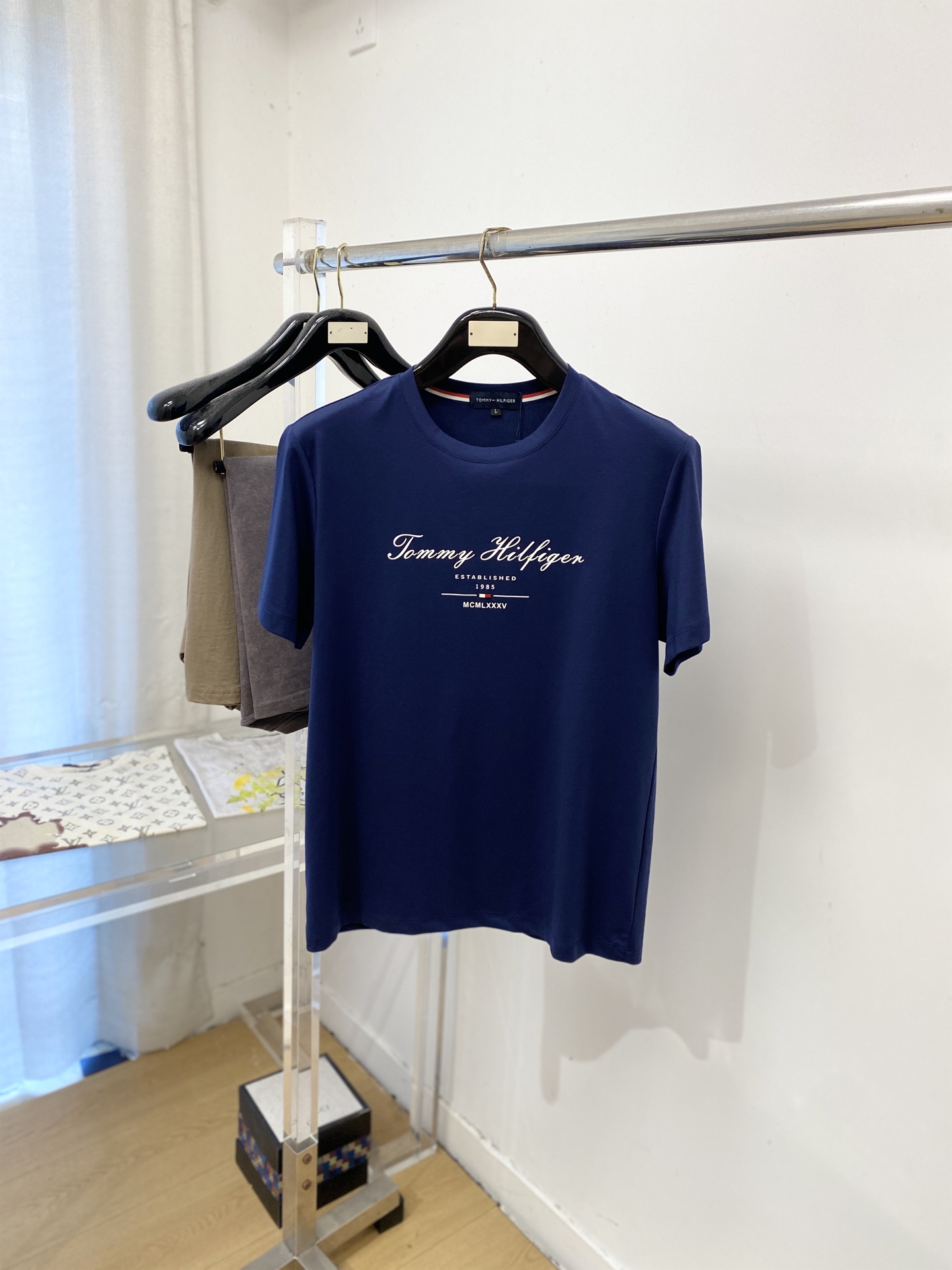 TOMMY、2026新品短袖T恤，帅气时尚，胸前顶级印胶字母logo，简约百搭款。面料棉 不仅挺括，保持潮流的廓形，又穿
