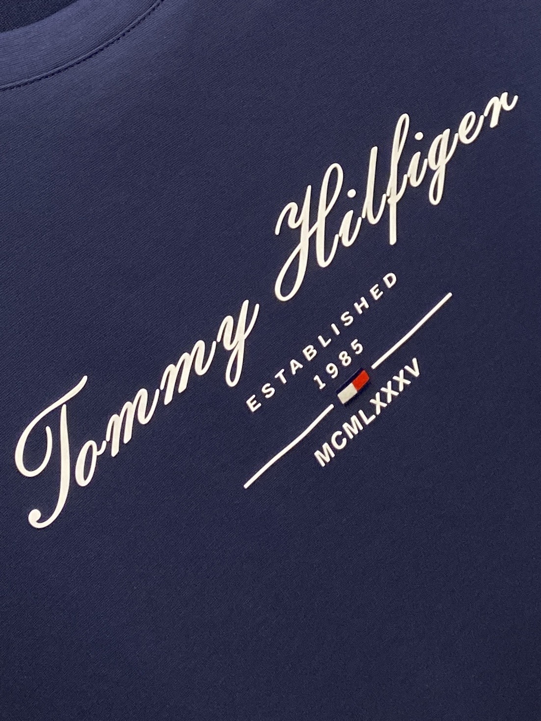 TOMMY、2026新品短袖T恤，帅气时尚，胸前顶级印胶字母logo，简约百搭款。面料棉 不仅挺括，保持潮流的廓形，又穿
