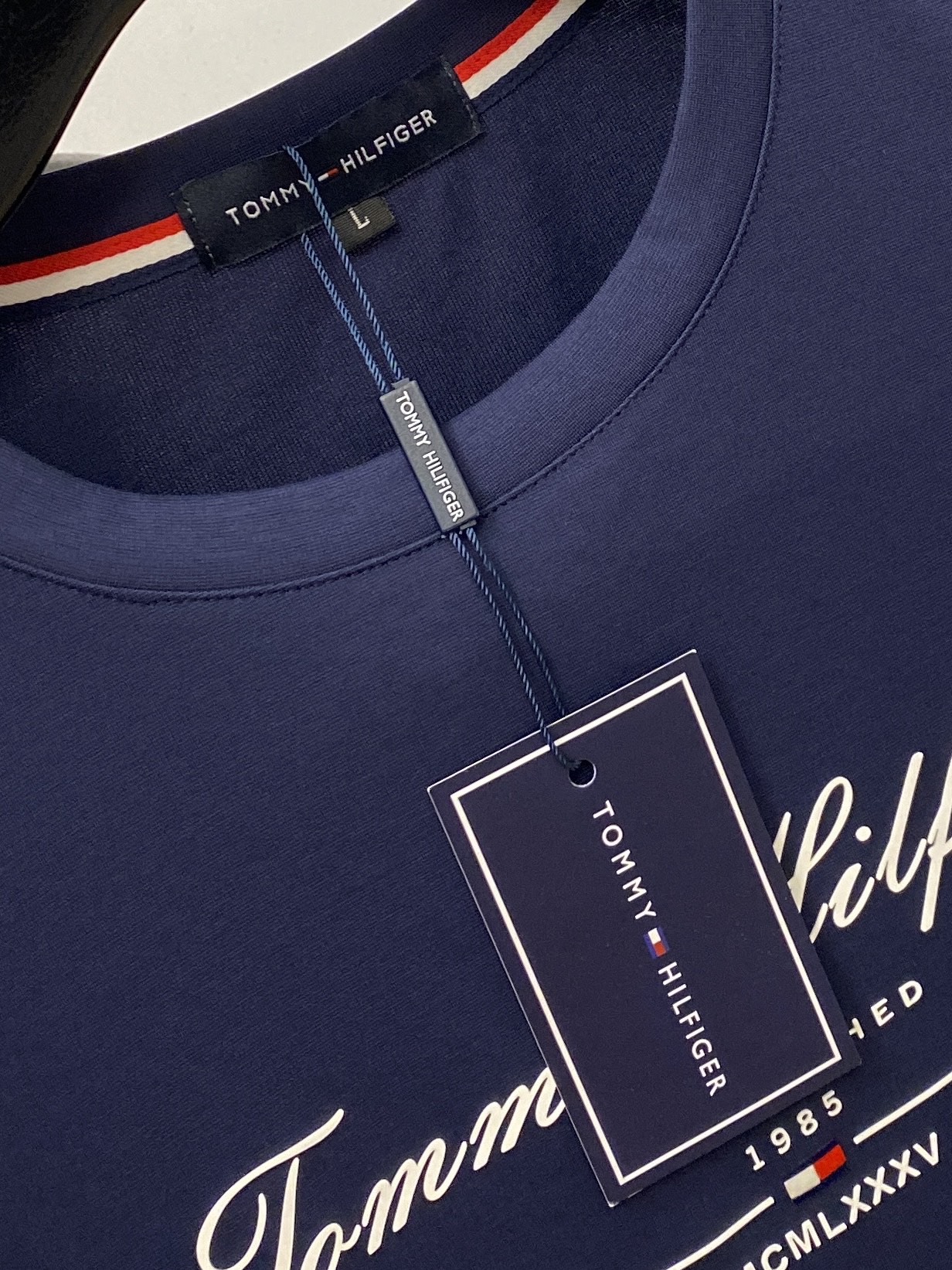 TOMMY、2026新品短袖T恤，帅气时尚，胸前顶级印胶字母logo，简约百搭款。面料棉 不仅挺括，保持潮流的廓形，又穿