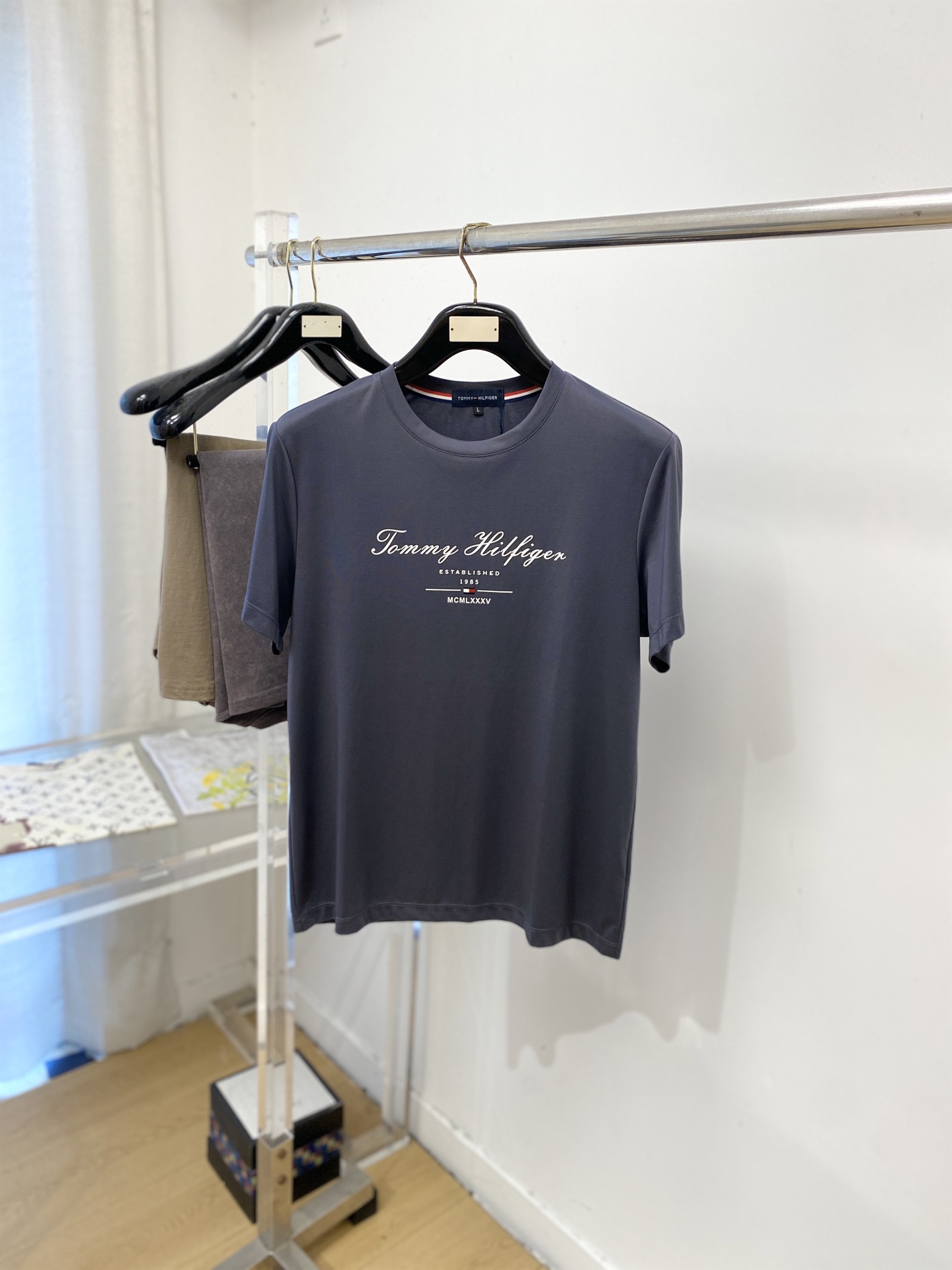 TOMMY、2026新品短袖T恤，帅气时尚，胸前顶级印胶字母logo，简约百搭款。面料棉 不仅挺括，保持潮流的廓形，又穿