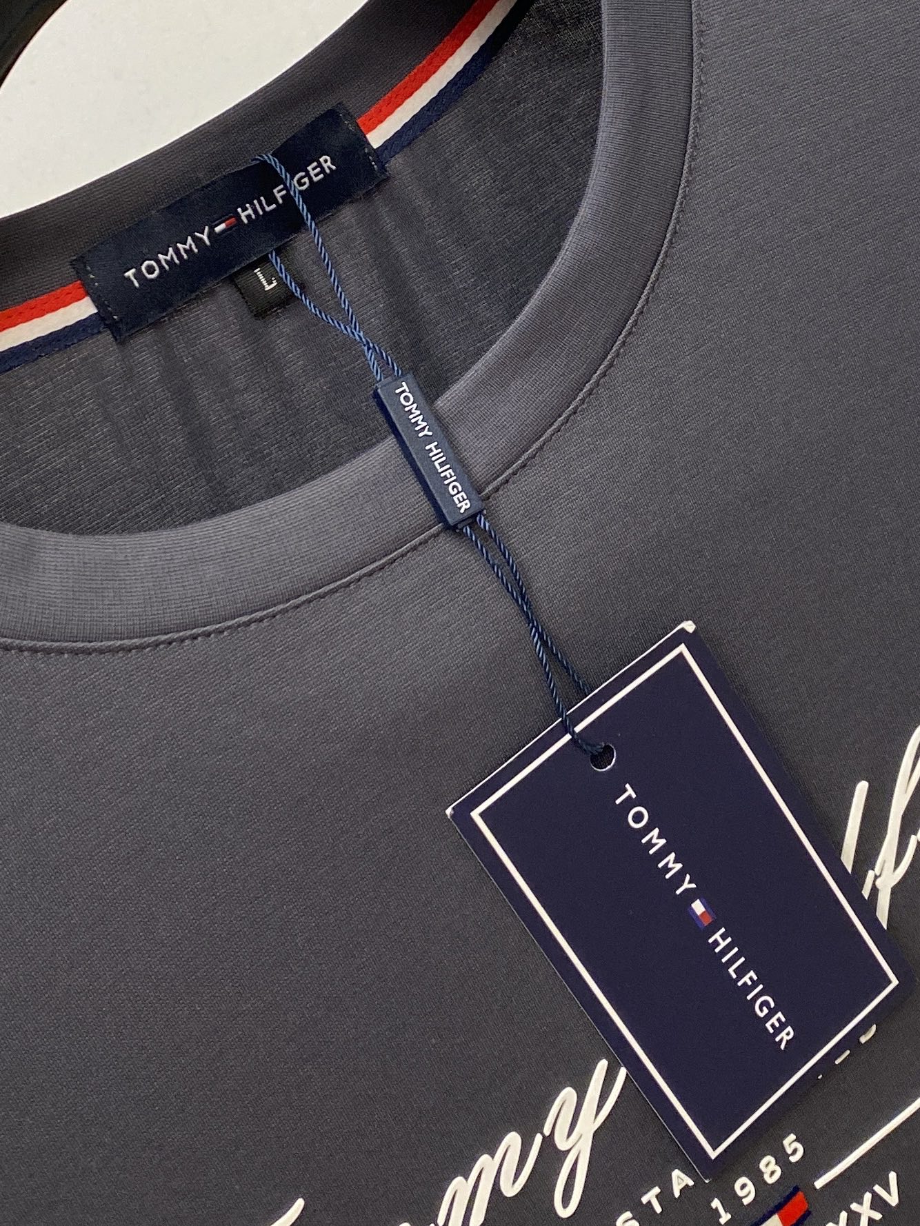 TOMMY、2026新品短袖T恤，帅气时尚，胸前顶级印胶字母logo，简约百搭款。面料棉 不仅挺括，保持潮流的廓形，又穿