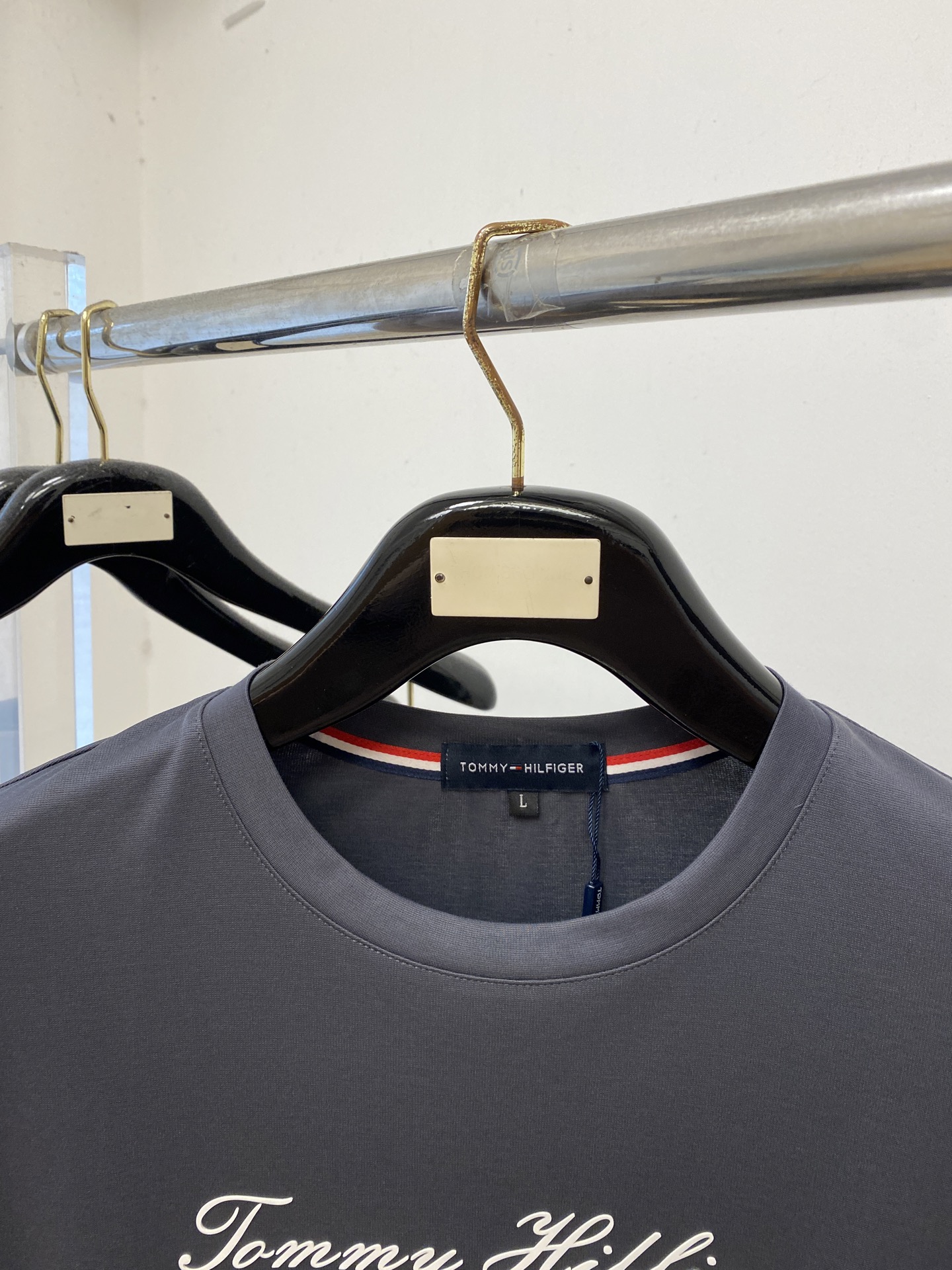 TOMMY、2026新品短袖T恤，帅气时尚，胸前顶级印胶字母logo，简约百搭款。面料棉 不仅挺括，保持潮流的廓形，又穿