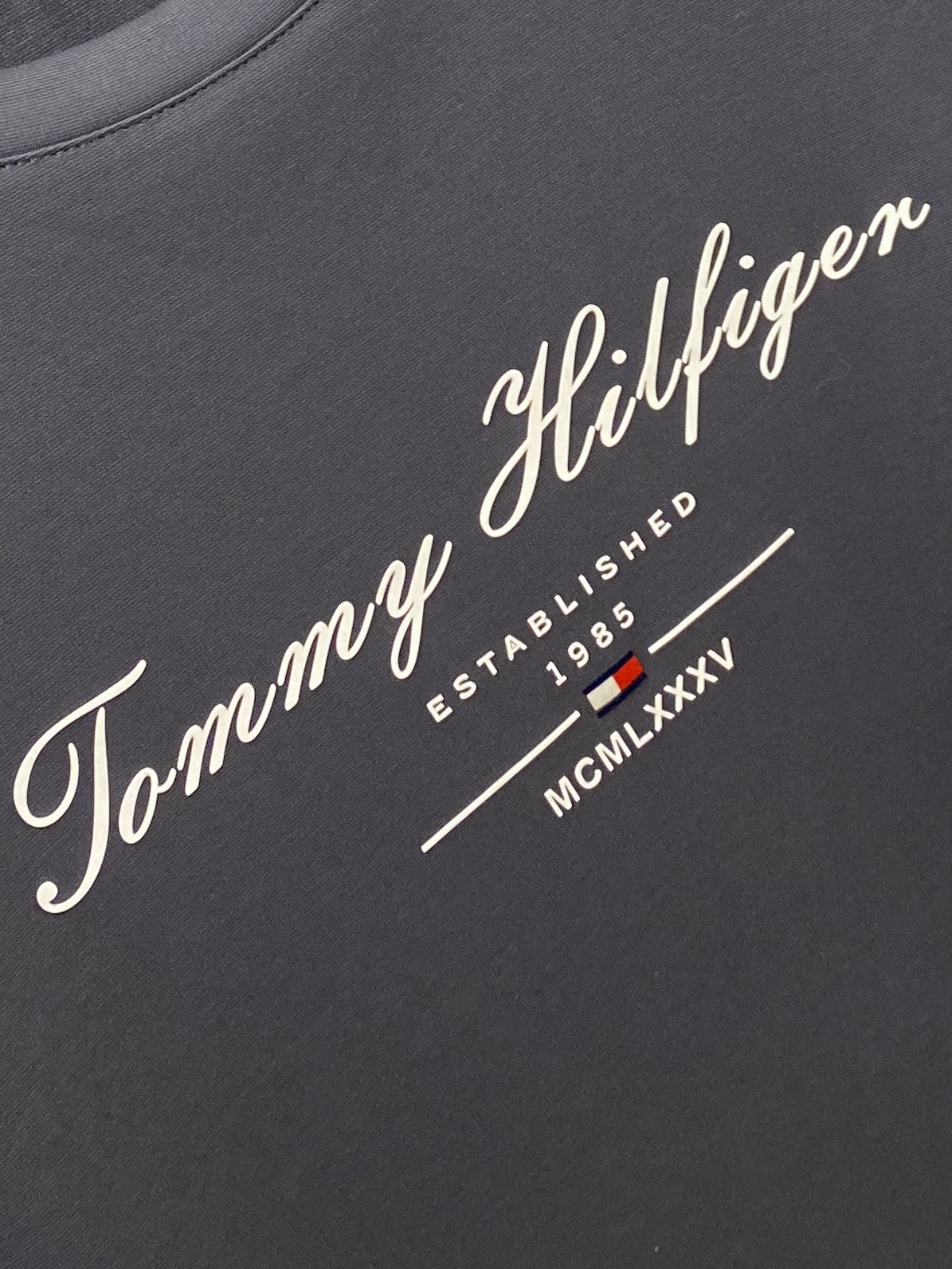 TOMMY、2026新品短袖T恤，帅气时尚，胸前顶级印胶字母logo，简约百搭款。面料棉 不仅挺括，保持潮流的廓形，又穿