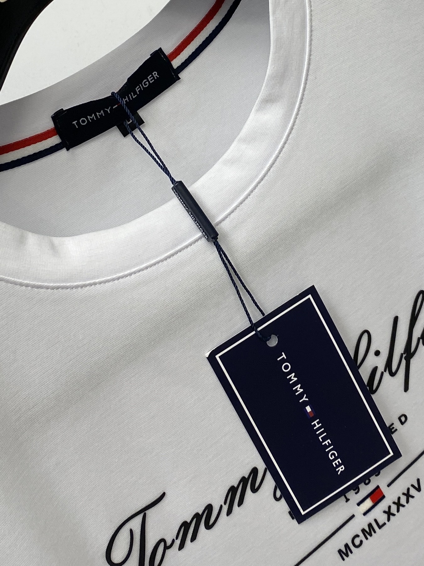 TOMMY、2026新品短袖T恤，帅气时尚，胸前顶级印胶字母logo，简约百搭款。面料棉 不仅挺括，保持潮流的廓形，又穿