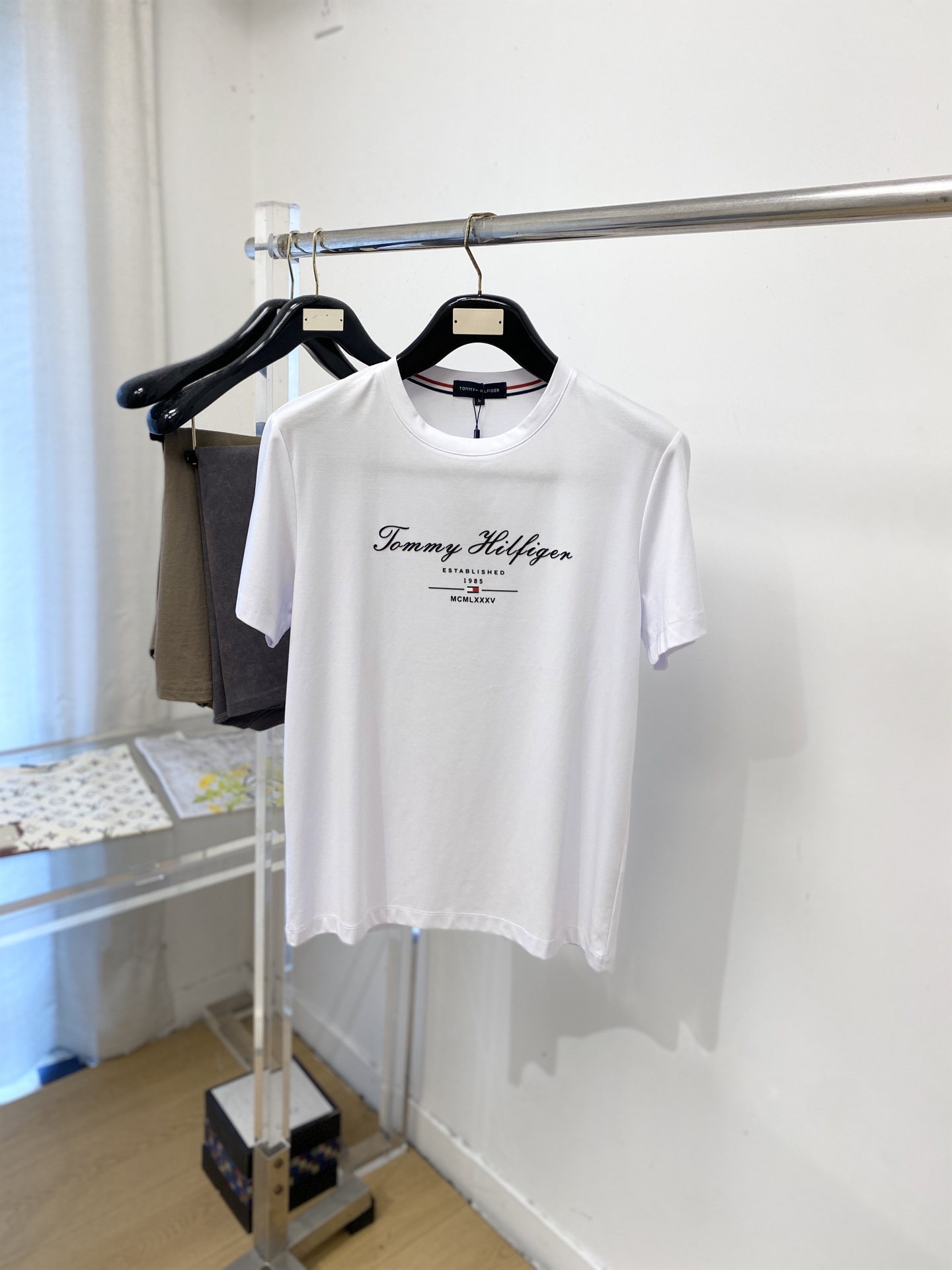 TOMMY、2026新品短袖T恤，帅气时尚，胸前顶级印胶字母logo，简约百搭款。面料棉 不仅挺括，保持潮流的廓形，又穿