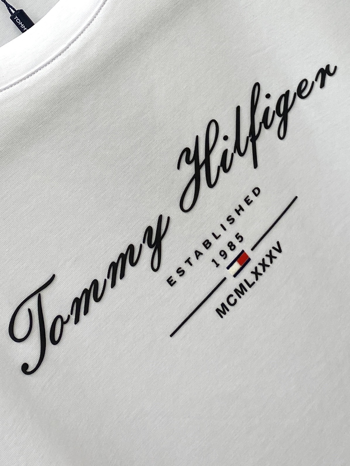 TOMMY、2026新品短袖T恤，帅气时尚，胸前顶级印胶字母logo，简约百搭款。面料棉 不仅挺括，保持潮流的廓形，又穿