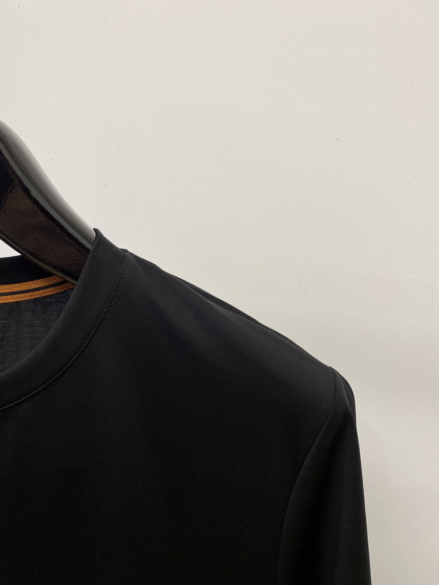Loro piana、2026新品短袖T恤，帅气时尚，简约百搭款。胸前精致刺绣图案字母logo，面料棉 不仅挺括，保持潮