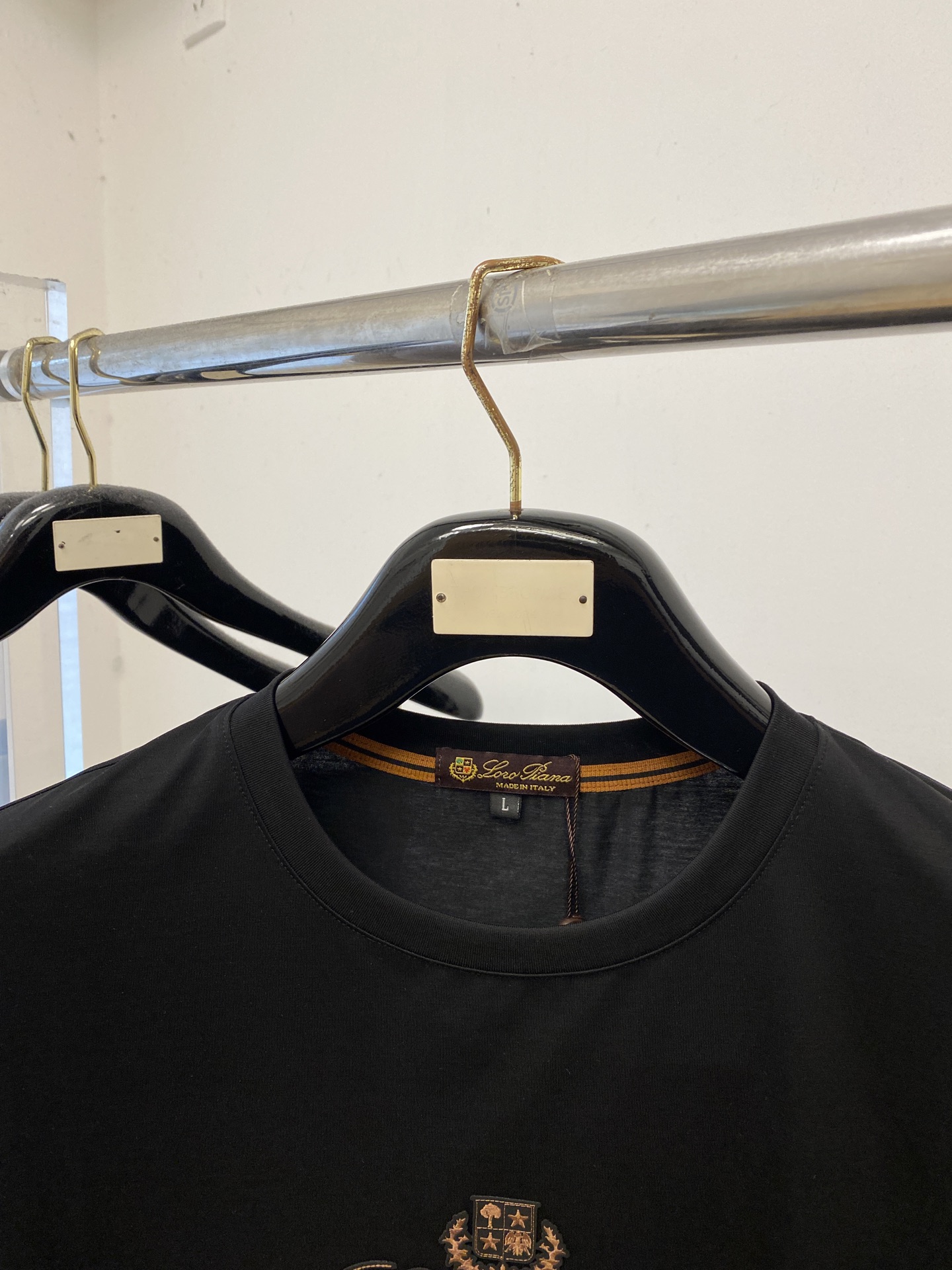 Loro piana、2026新品短袖T恤，帅气时尚，简约百搭款。胸前精致刺绣图案字母logo，面料棉 不仅挺括，保持潮