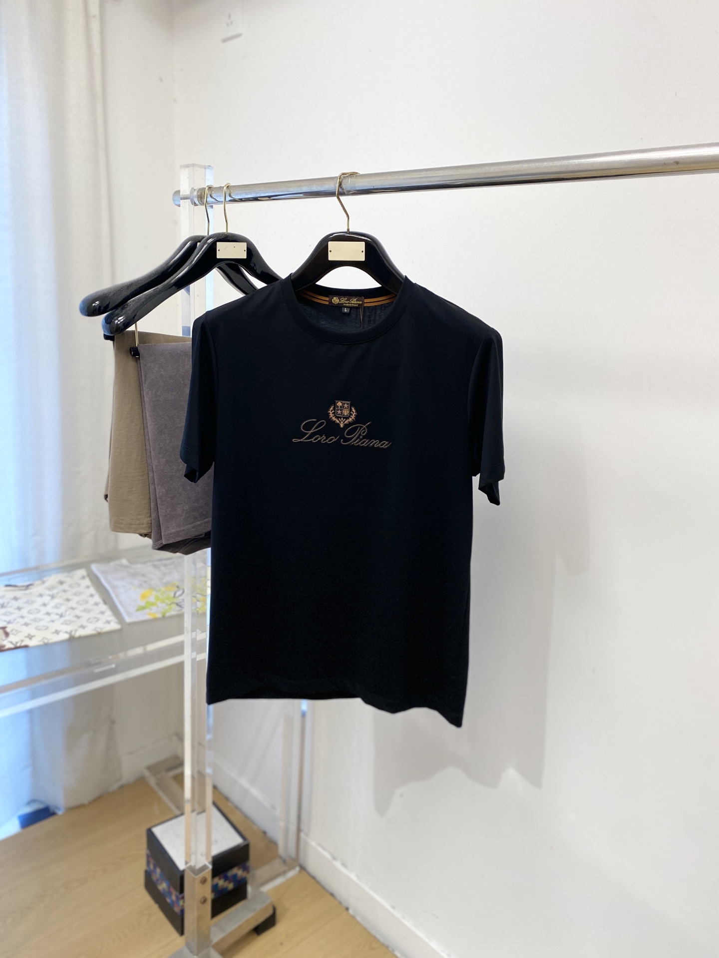 Loro piana、2026新品短袖T恤，帅气时尚，简约百搭款。胸前精致刺绣图案字母logo，面料棉 不仅挺括，保持潮