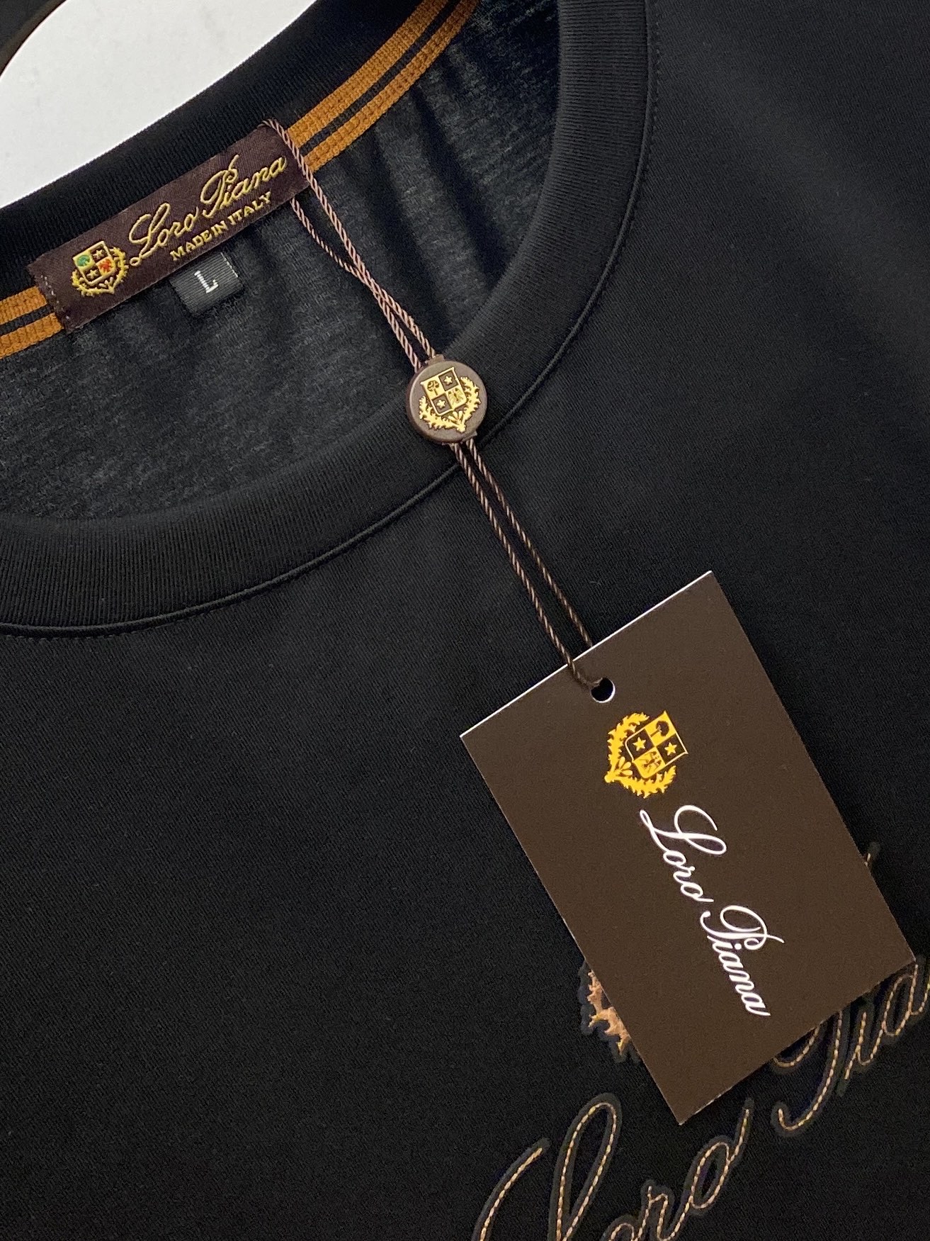 Loro piana、2026新品短袖T恤，帅气时尚，简约百搭款。胸前精致刺绣图案字母logo，面料棉 不仅挺括，保持潮
