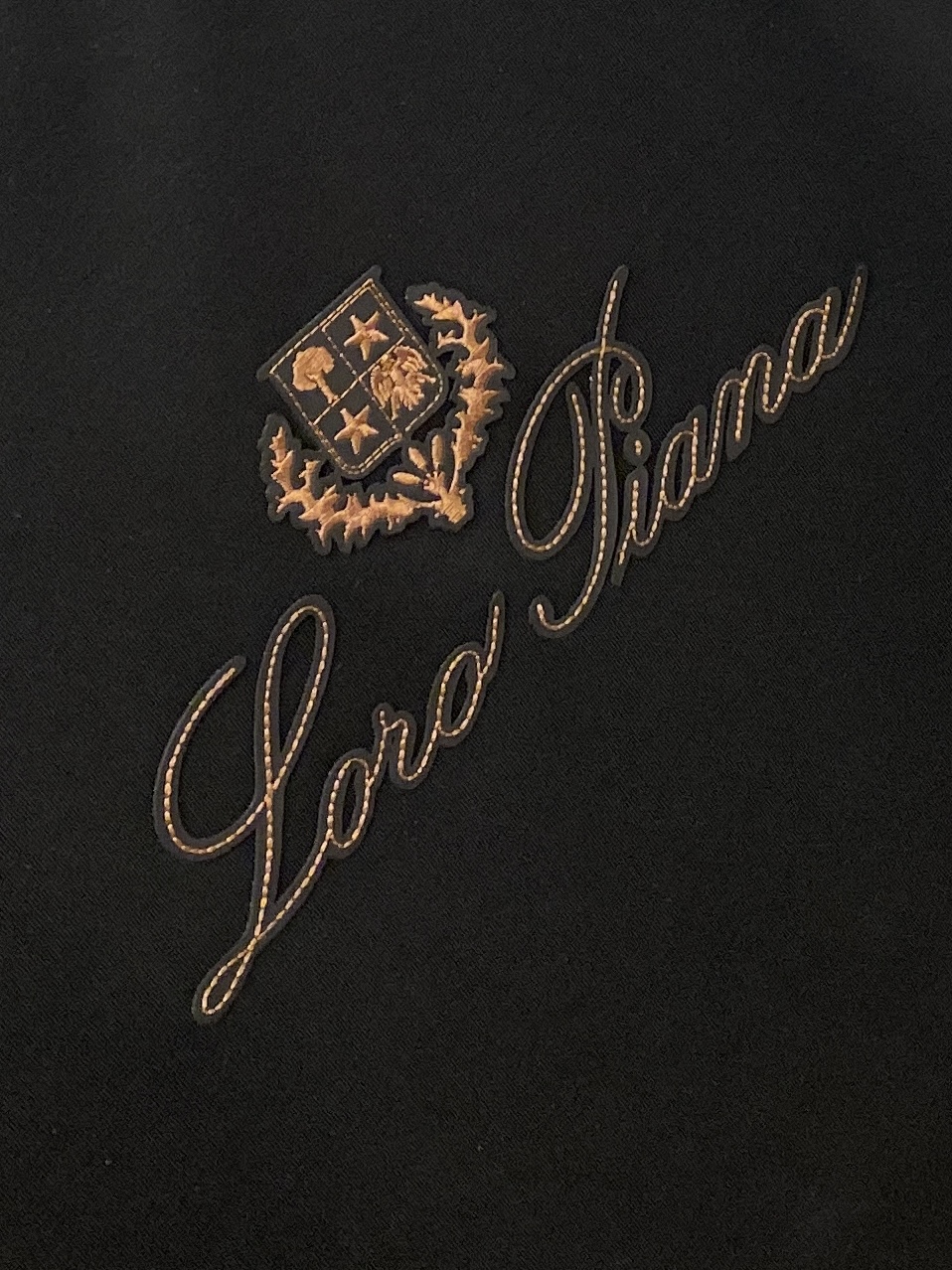 Loro piana、2026新品短袖T恤，帅气时尚，简约百搭款。胸前精致刺绣图案字母logo，面料棉 不仅挺括，保持潮
