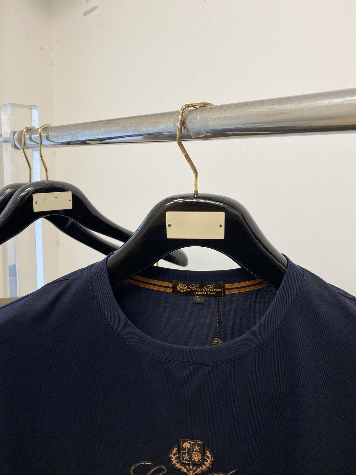 Loro piana、2026新品短袖T恤，帅气时尚，简约百搭款。胸前精致刺绣图案字母logo，面料棉 不仅挺括，保持潮