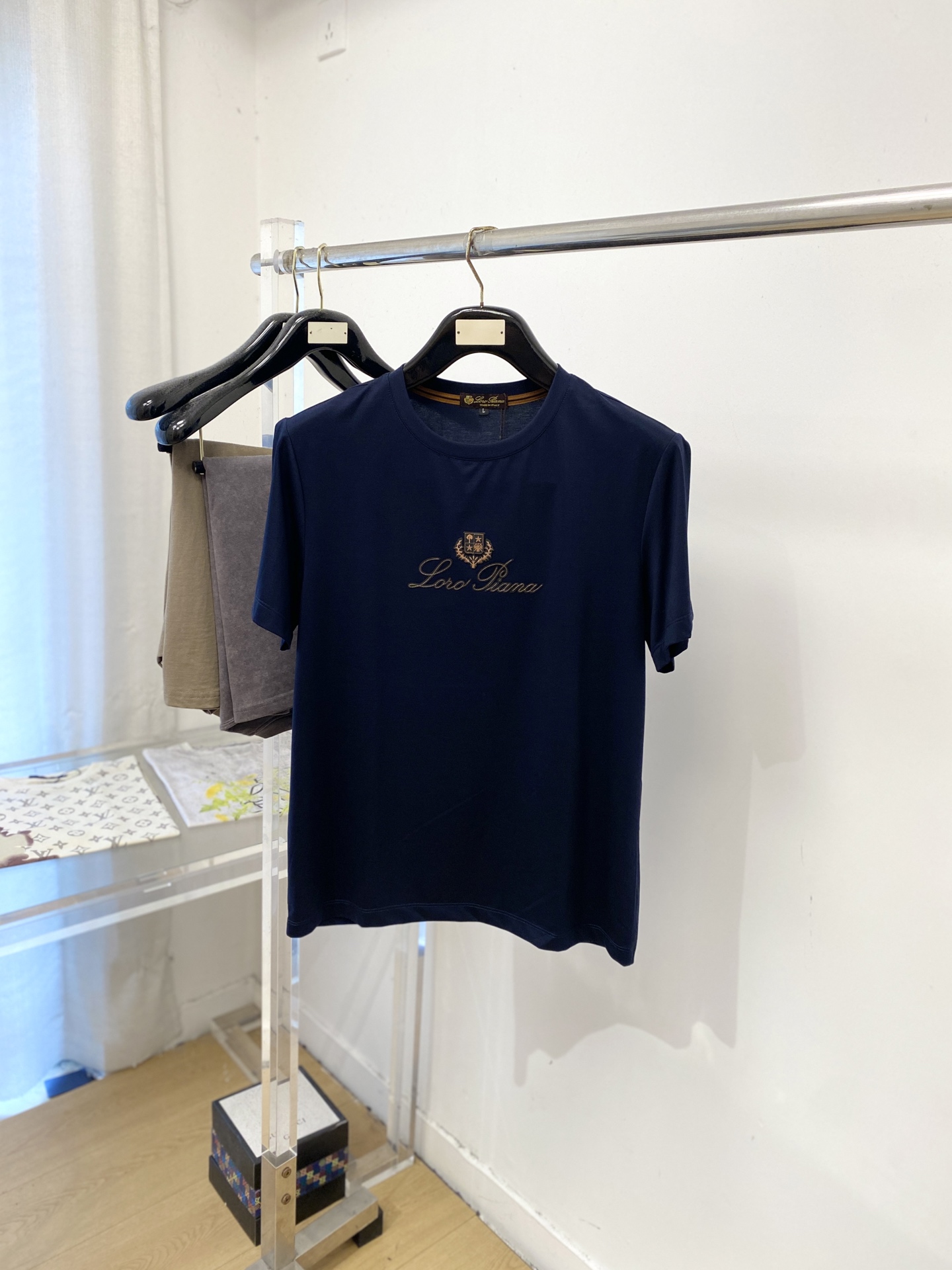 Loro piana、2026新品短袖T恤，帅气时尚，简约百搭款。胸前精致刺绣图案字母logo，面料棉 不仅挺括，保持潮
