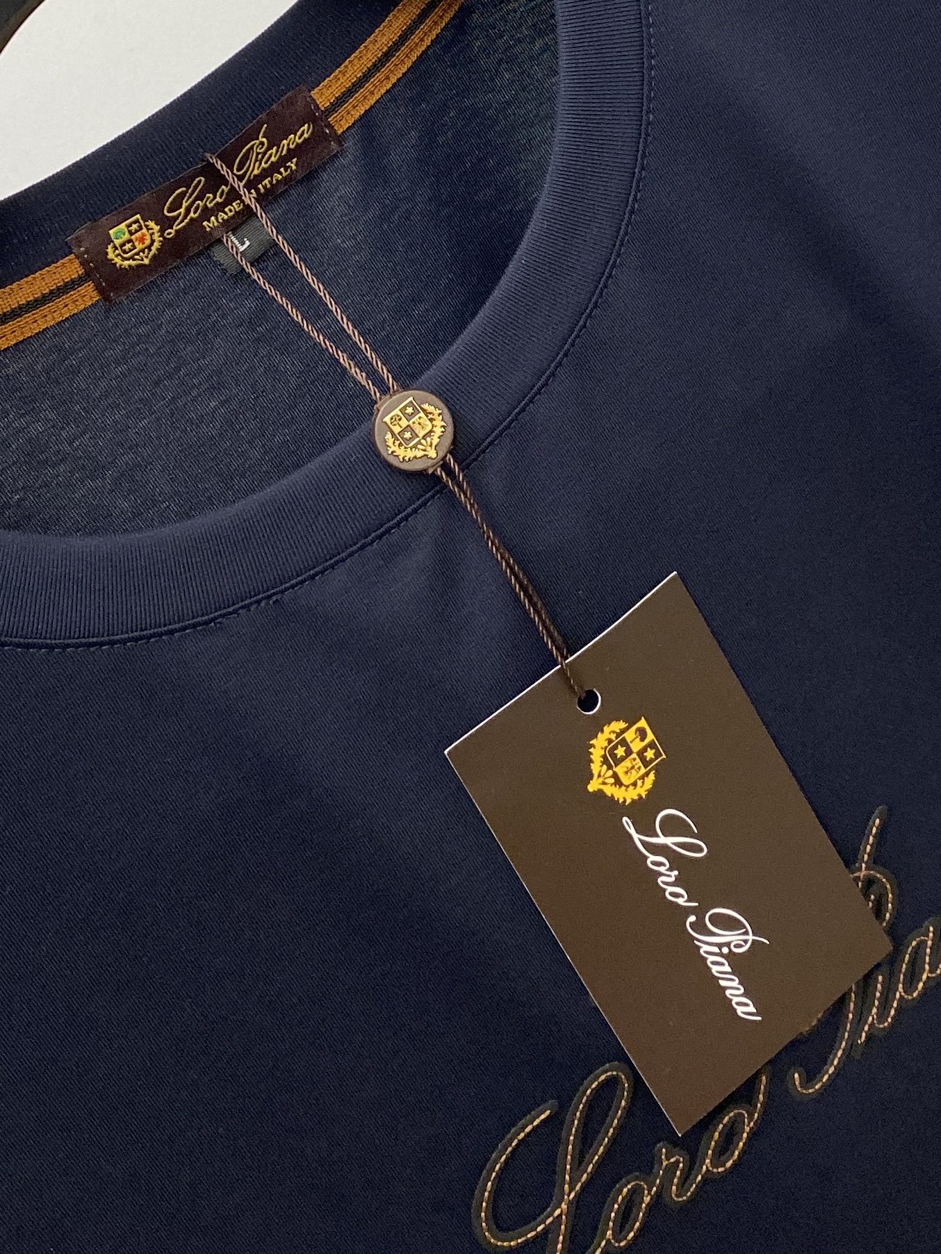 Loro piana、2026新品短袖T恤，帅气时尚，简约百搭款。胸前精致刺绣图案字母logo，面料棉 不仅挺括，保持潮