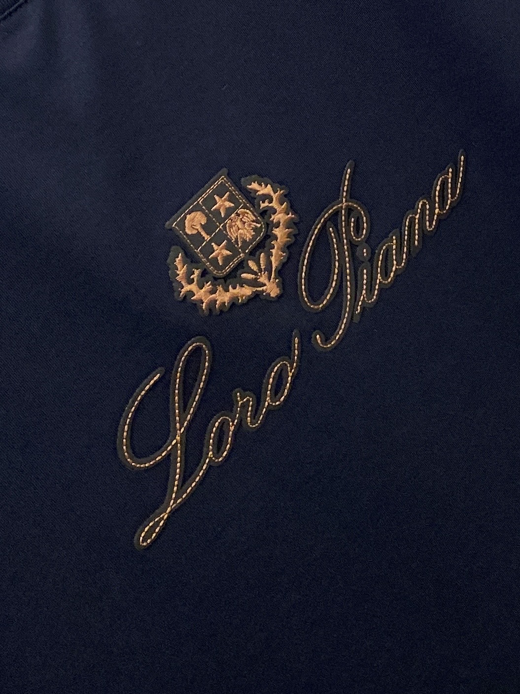 Loro piana、2026新品短袖T恤，帅气时尚，简约百搭款。胸前精致刺绣图案字母logo，面料棉 不仅挺括，保持潮
