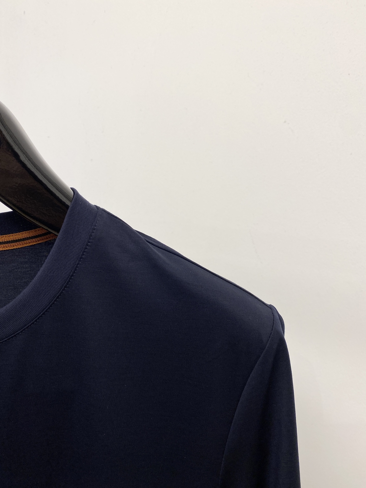 Loro piana、2026新品短袖T恤，帅气时尚，简约百搭款。胸前精致刺绣图案字母logo，面料棉 不仅挺括，保持潮