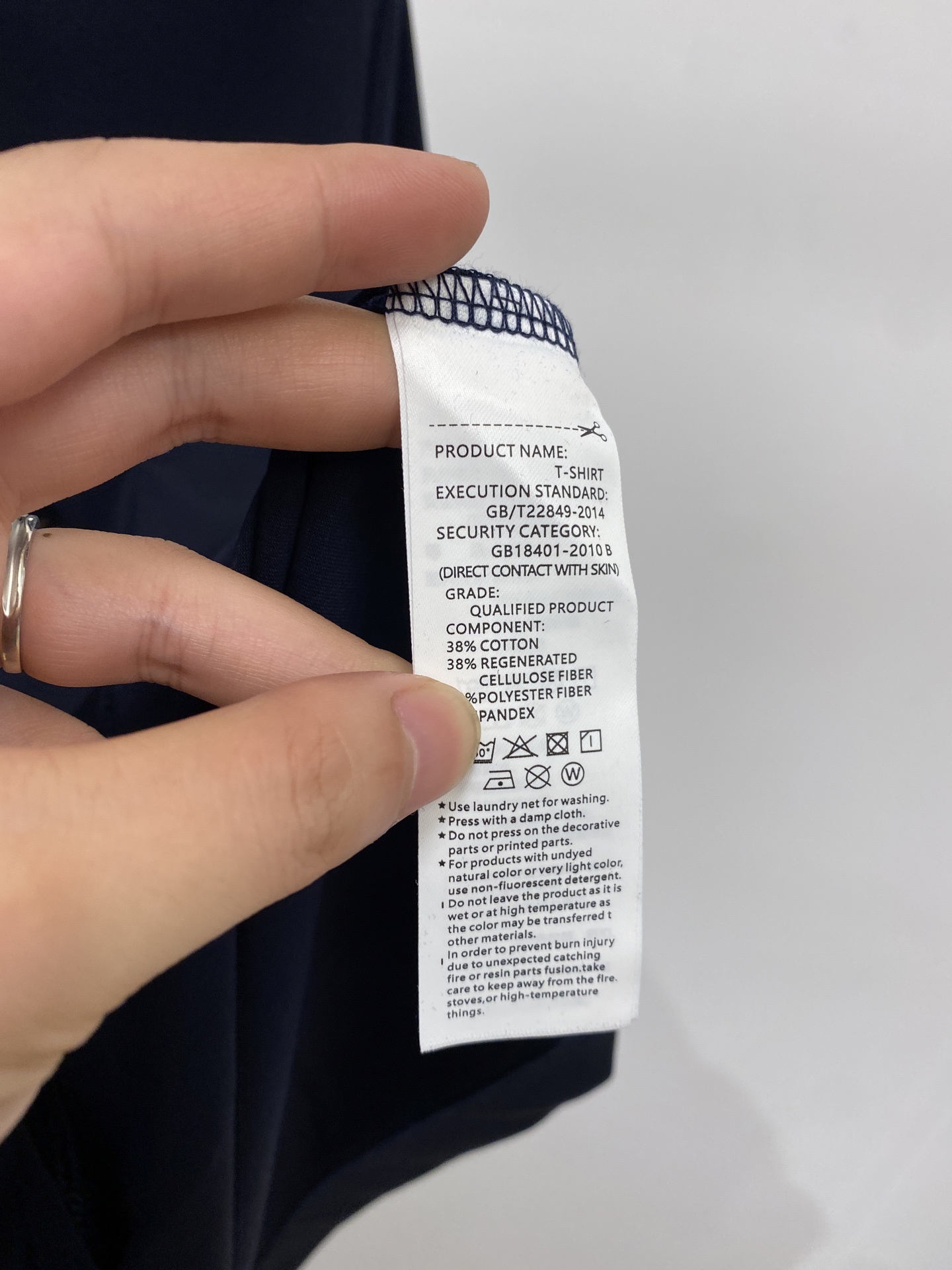 Loro piana、2026新品短袖T恤，帅气时尚，简约百搭款。胸前精致刺绣图案字母logo，面料棉 不仅挺括，保持潮