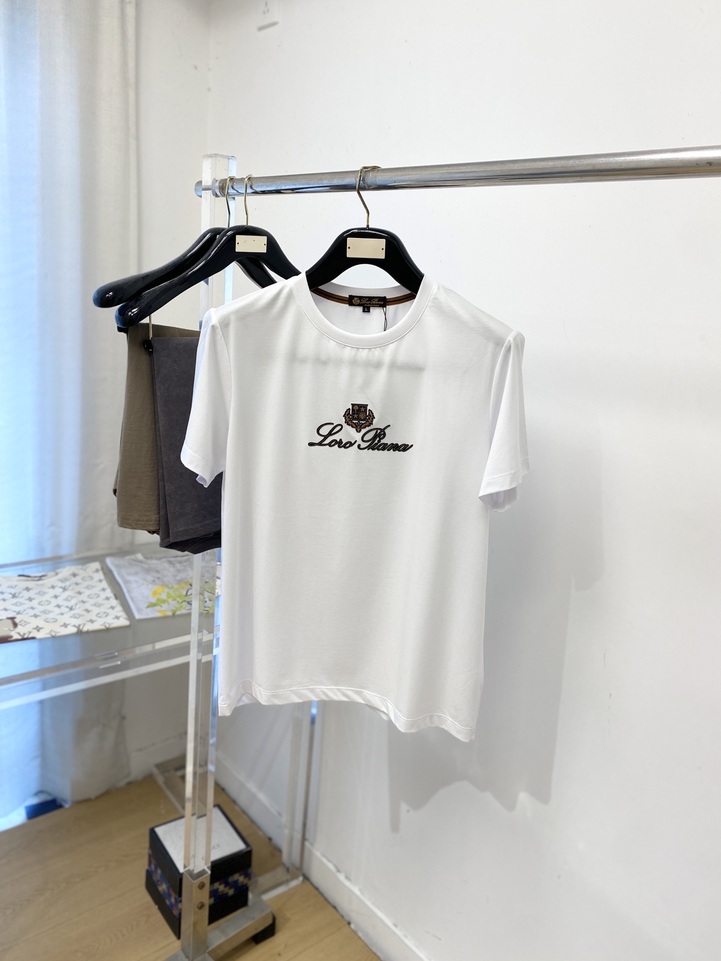 Loro piana、2026新品短袖T恤，帅气时尚，简约百搭款。胸前精致刺绣图案字母logo，面料棉 不仅挺括，保持潮
