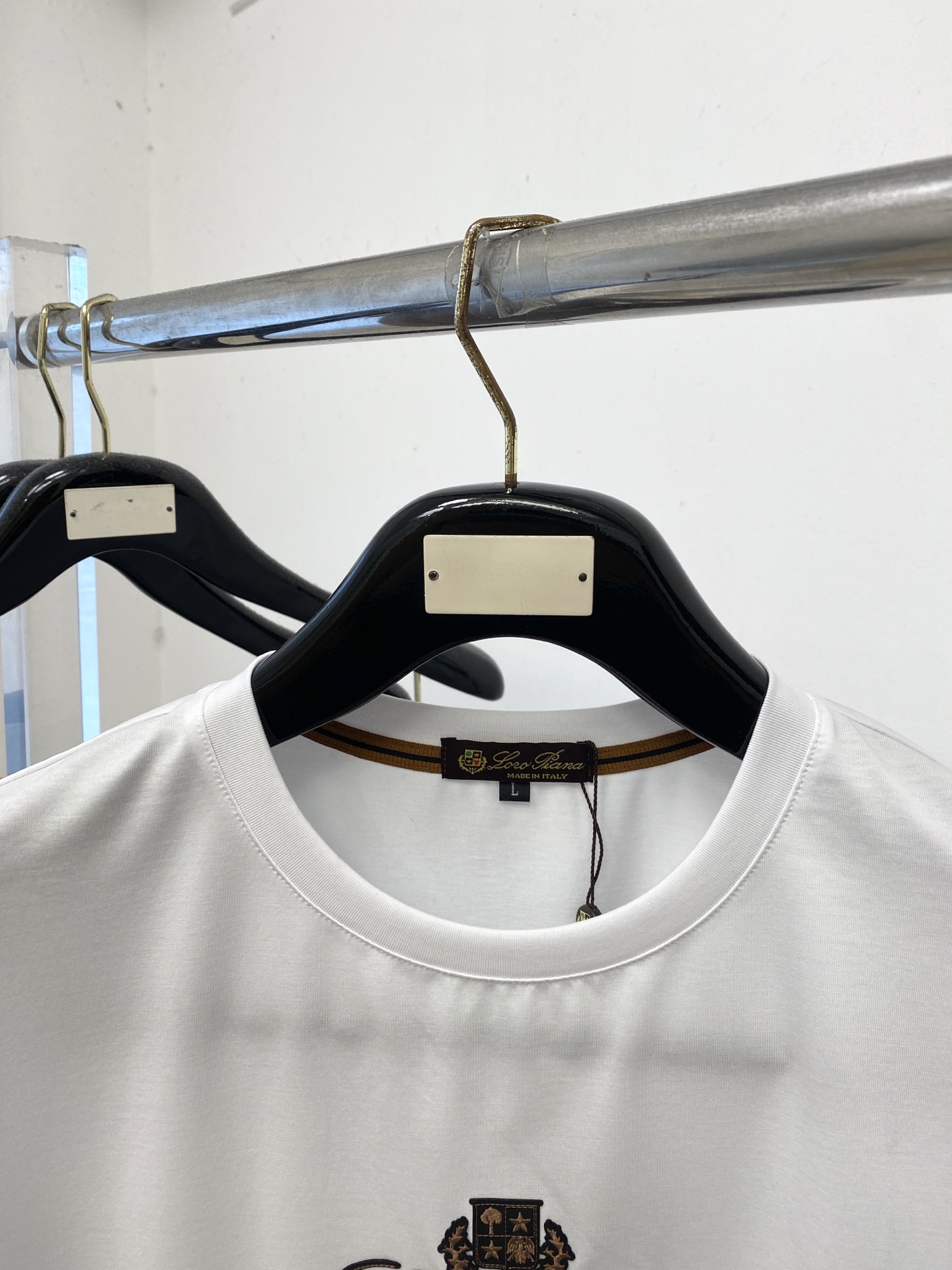 Loro piana、2026新品短袖T恤，帅气时尚，简约百搭款。胸前精致刺绣图案字母logo，面料棉 不仅挺括，保持潮