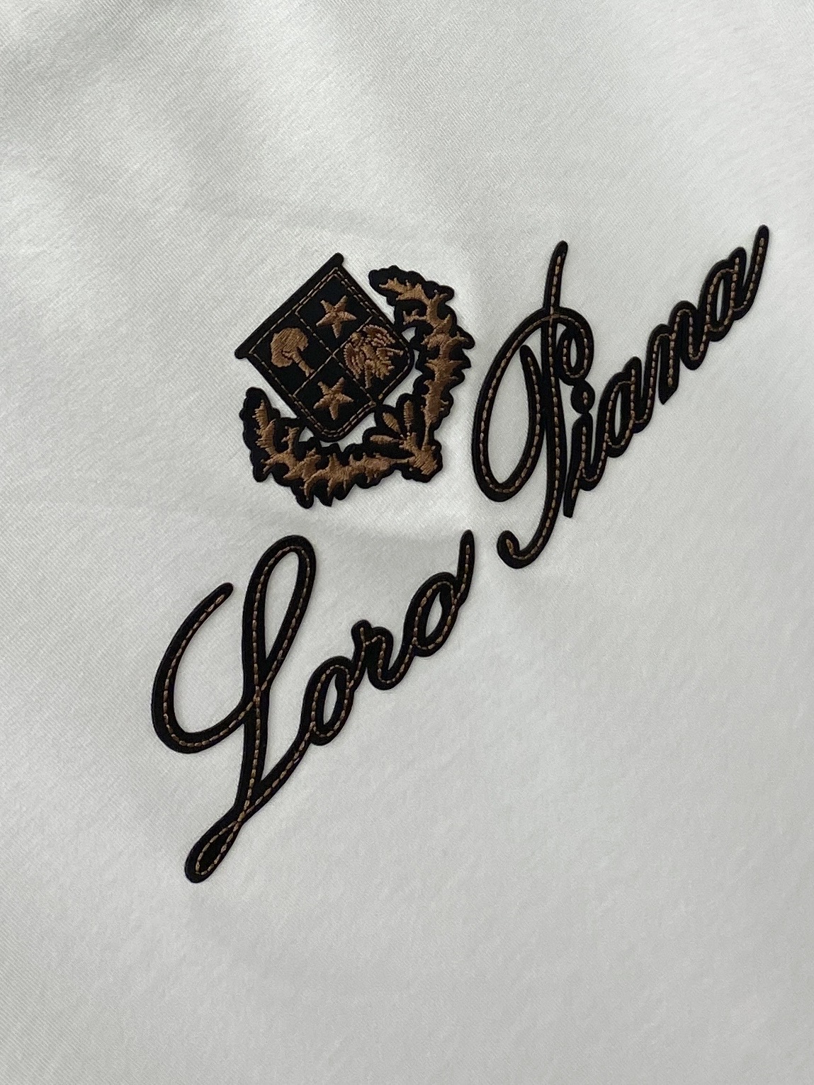 Loro piana、2026新品短袖T恤，帅气时尚，简约百搭款。胸前精致刺绣图案字母logo，面料棉 不仅挺括，保持潮