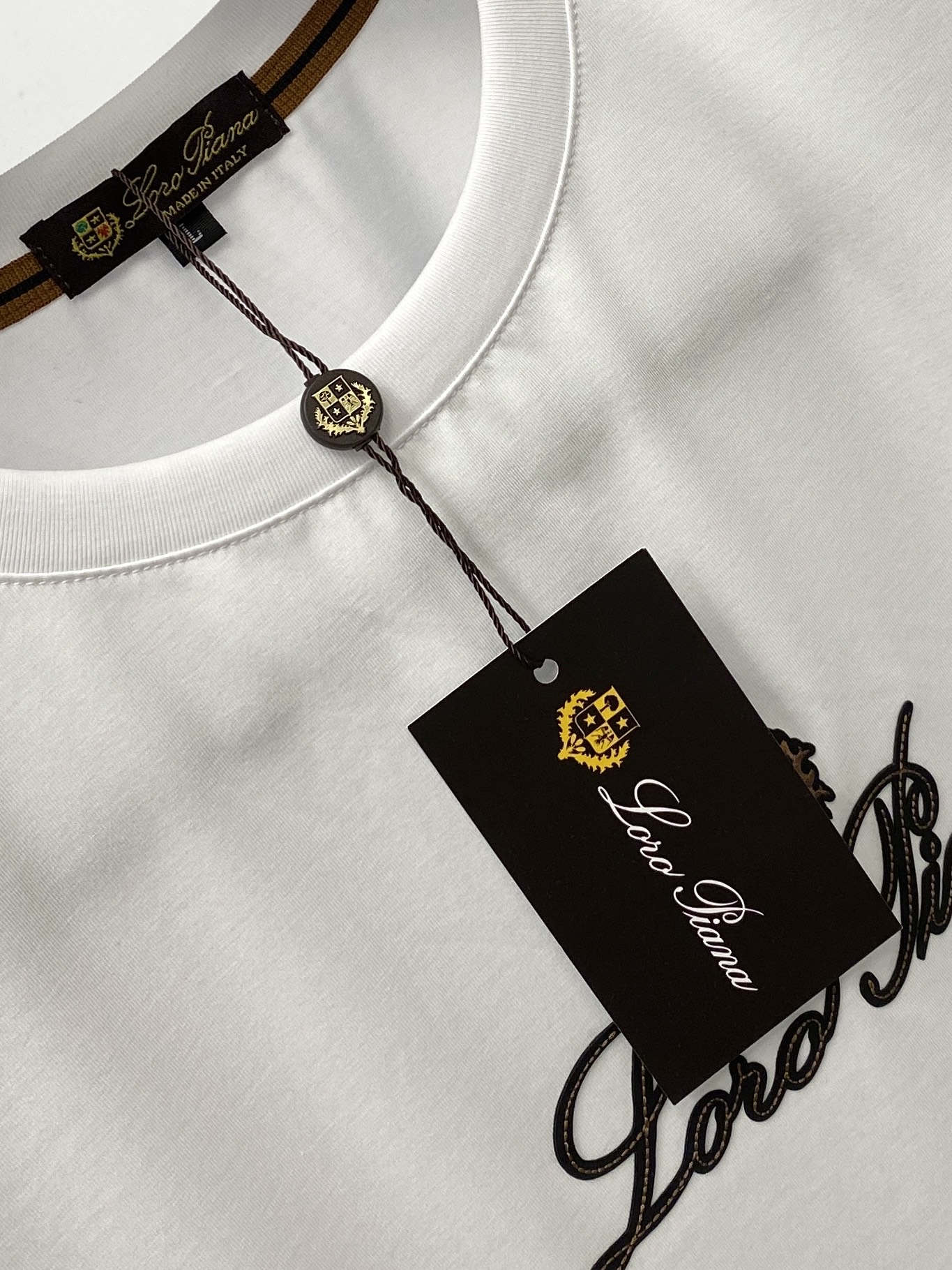 Loro piana、2026新品短袖T恤，帅气时尚，简约百搭款。胸前精致刺绣图案字母logo，面料棉 不仅挺括，保持潮