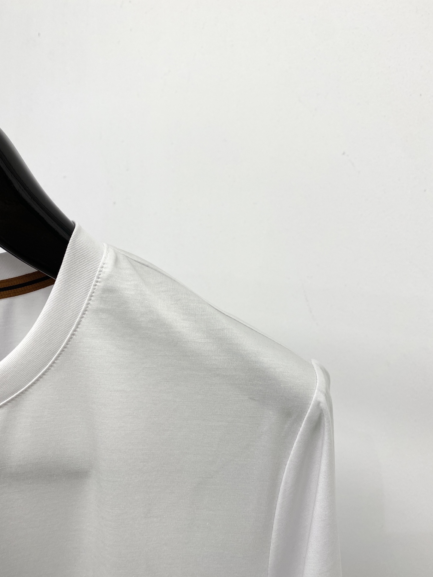 Loro piana、2026新品短袖T恤，帅气时尚，简约百搭款。胸前精致刺绣图案字母logo，面料棉 不仅挺括，保持潮