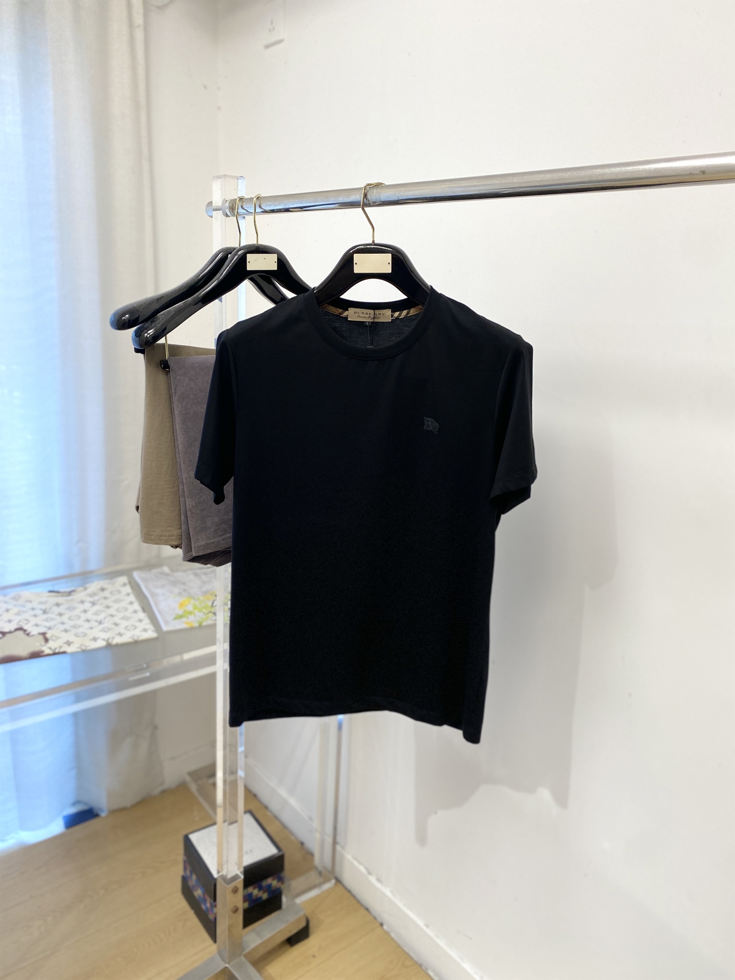 巴宝莉、2026新品短袖T恤，帅气时尚，胸前精致刺绣图案logo，简约百搭款。面料棉 不仅挺括，保持潮流的廓形，又穿着舒