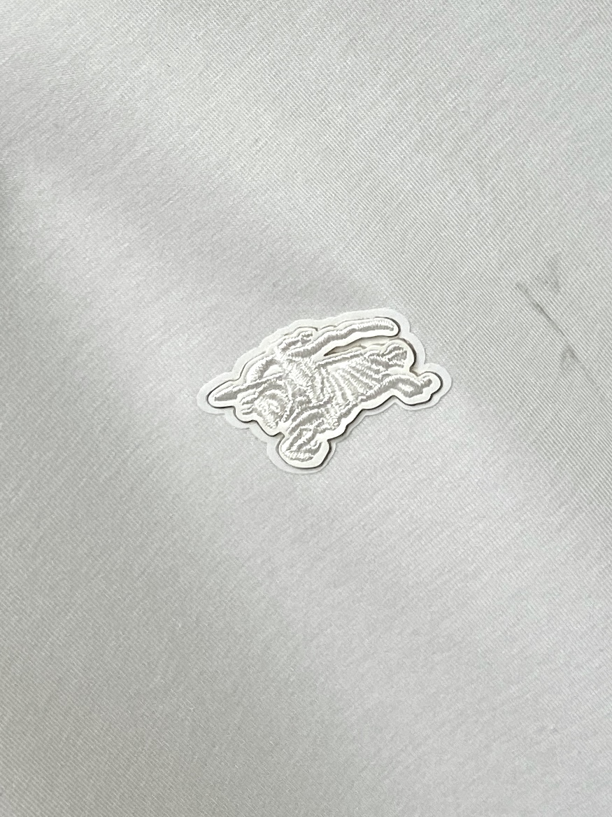 巴宝莉、2026新品短袖T恤，帅气时尚，胸前精致刺绣图案logo，简约百搭款。面料棉 不仅挺括，保持潮流的廓形，又穿着舒