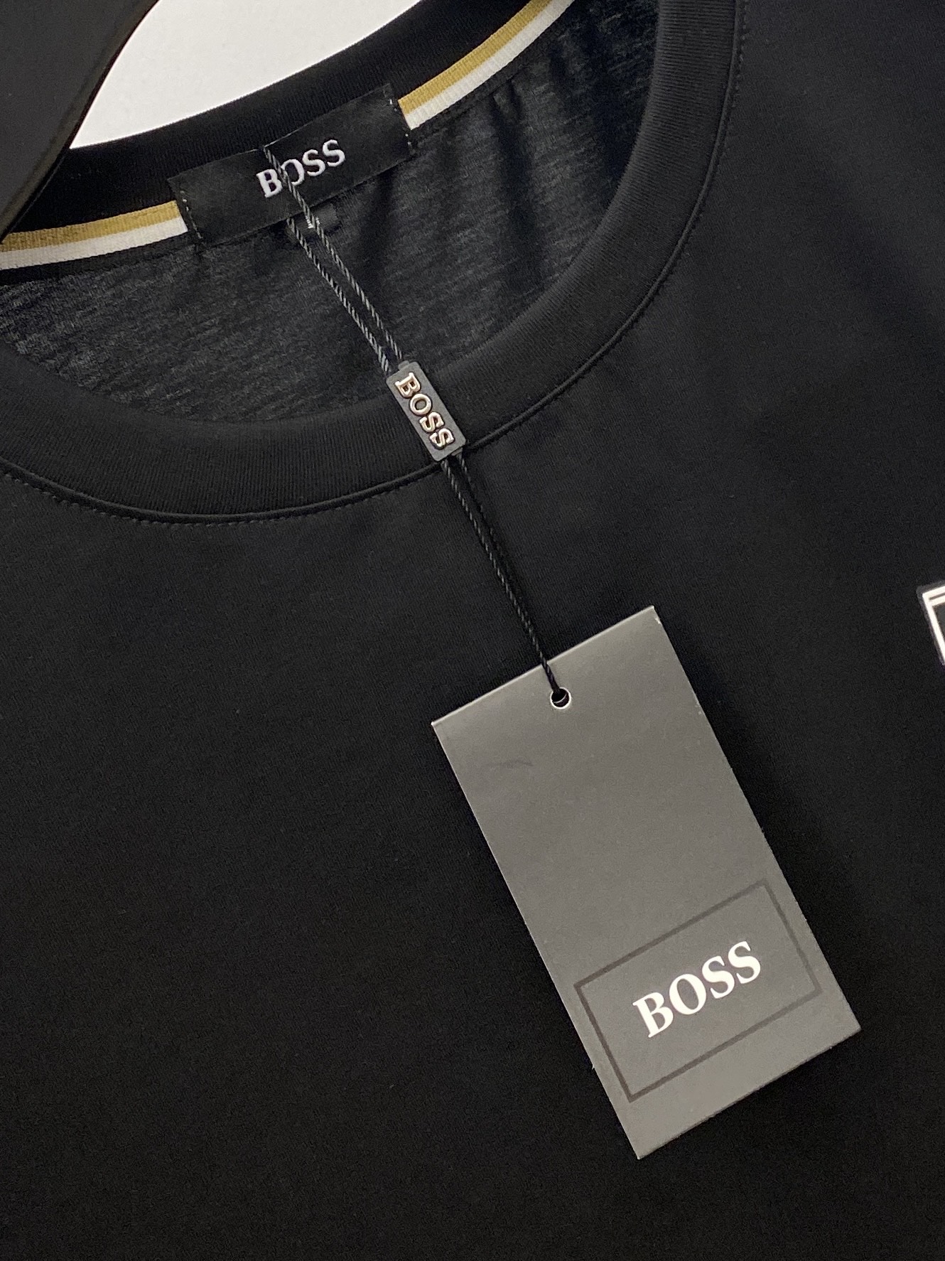 BOSS、2026新品长袖，帅气时尚，胸前顶级印胶字母logo，简约百搭款。面料棉 不仅挺括，保持潮流的廓形，又穿着舒适