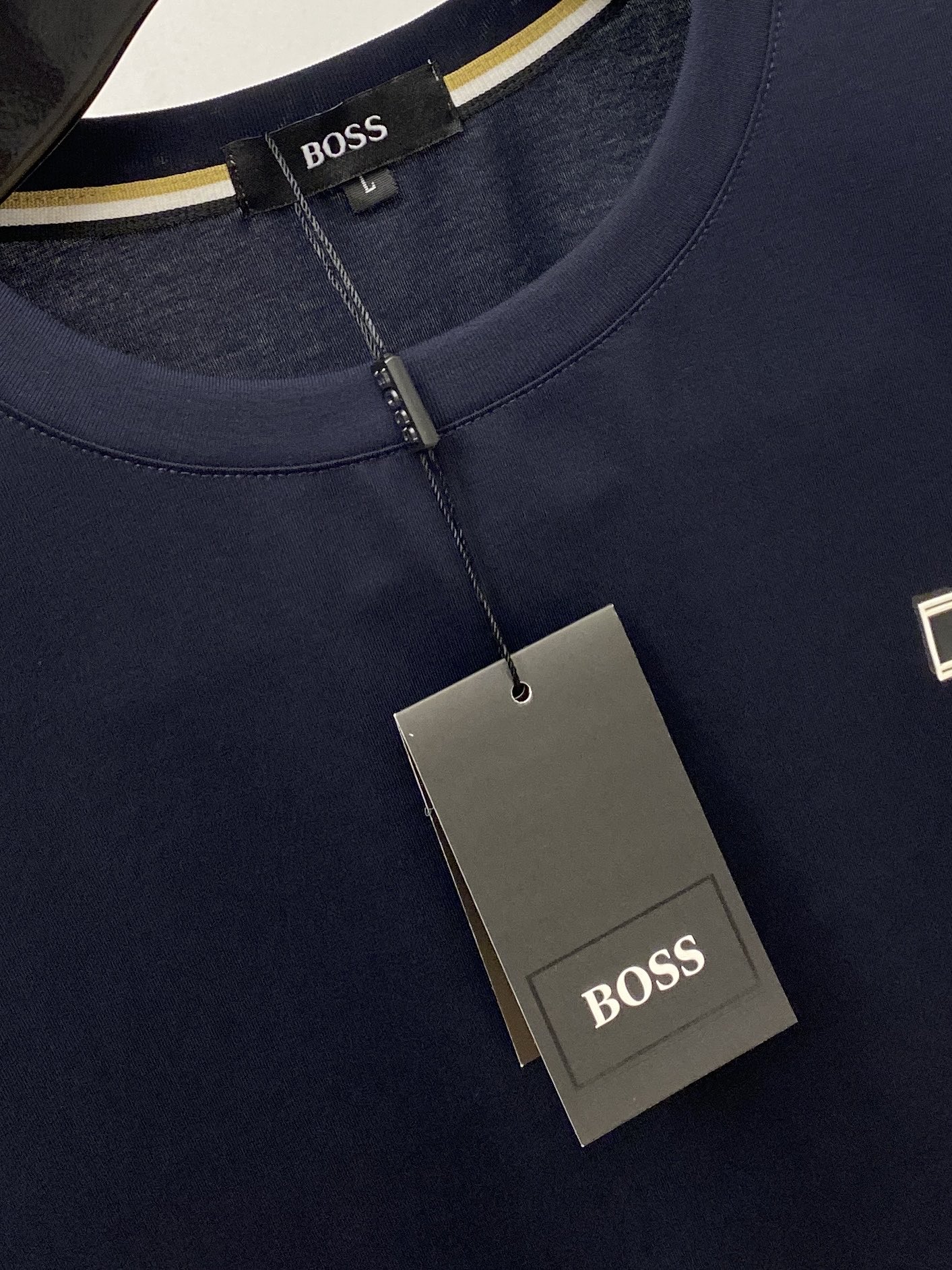 BOSS、2026新品长袖，帅气时尚，胸前顶级印胶字母logo，简约百搭款。面料棉 不仅挺括，保持潮流的廓形，又穿着舒适