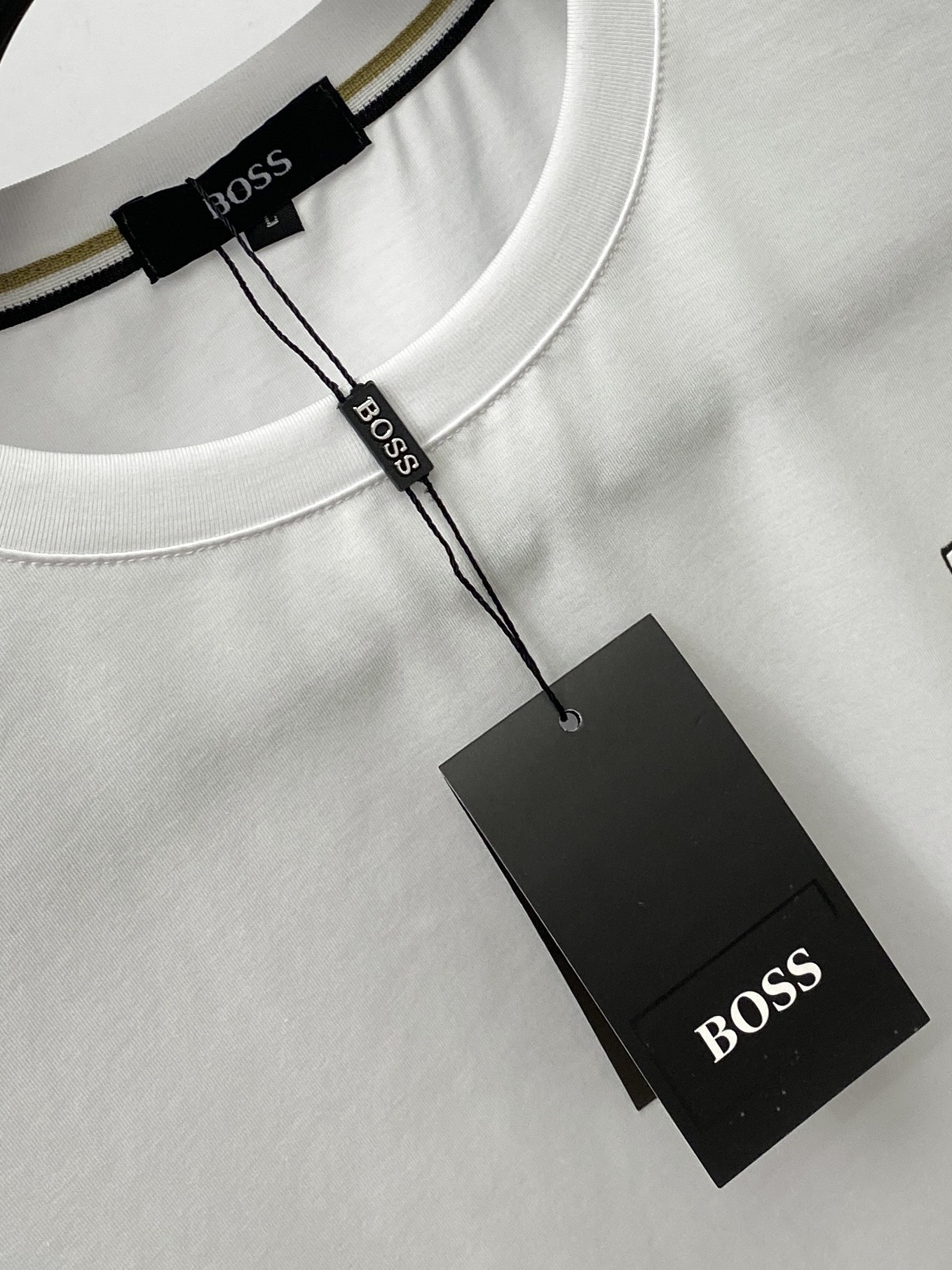 BOSS、2026新品长袖，帅气时尚，胸前顶级印胶字母logo，简约百搭款。面料棉 不仅挺括，保持潮流的廓形，又穿着舒适