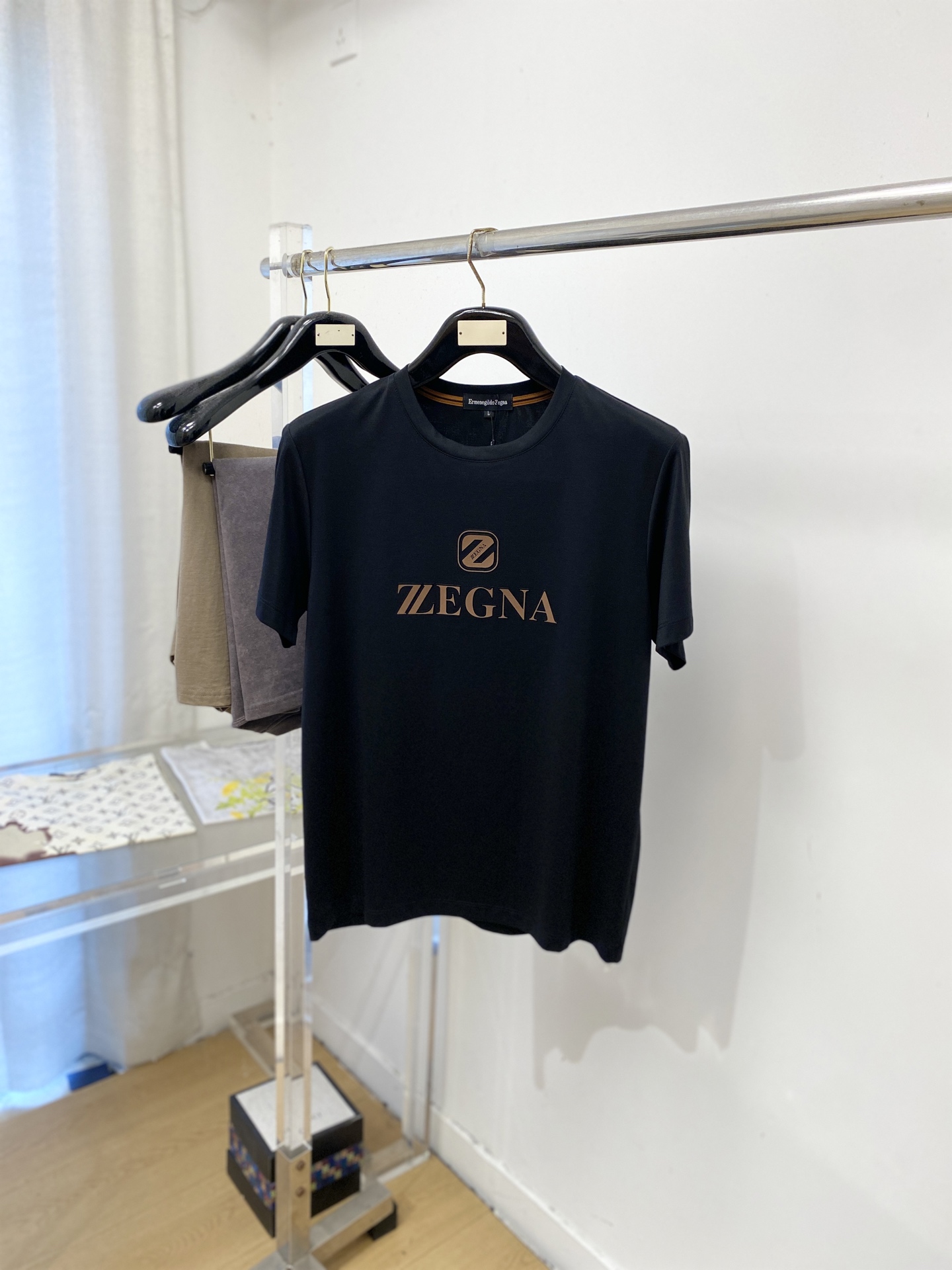 杰尼亚、2026新品短袖T恤，帅气时尚，胸前顶级印胶字母logo，简约百搭款。面料棉 不仅挺括，保持潮流的廓形，又穿着舒