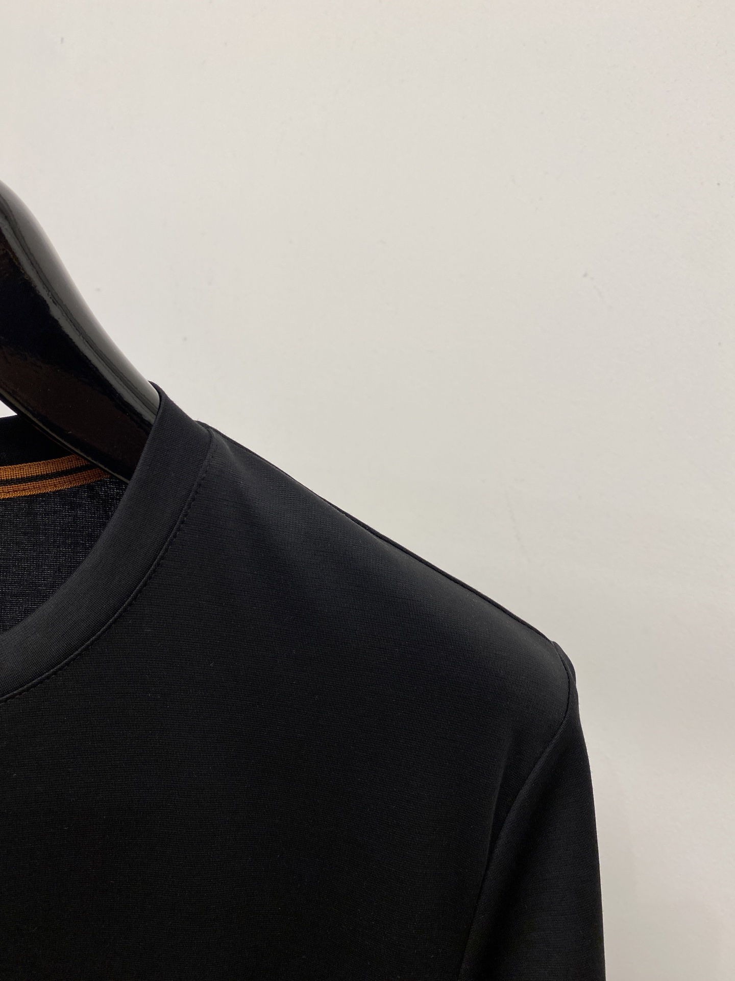 Loro piana、2026新品短袖T恤，帅气时尚，胸前顶级印胶图案字母logo，简约百搭款。面料棉 不仅挺括，保持潮