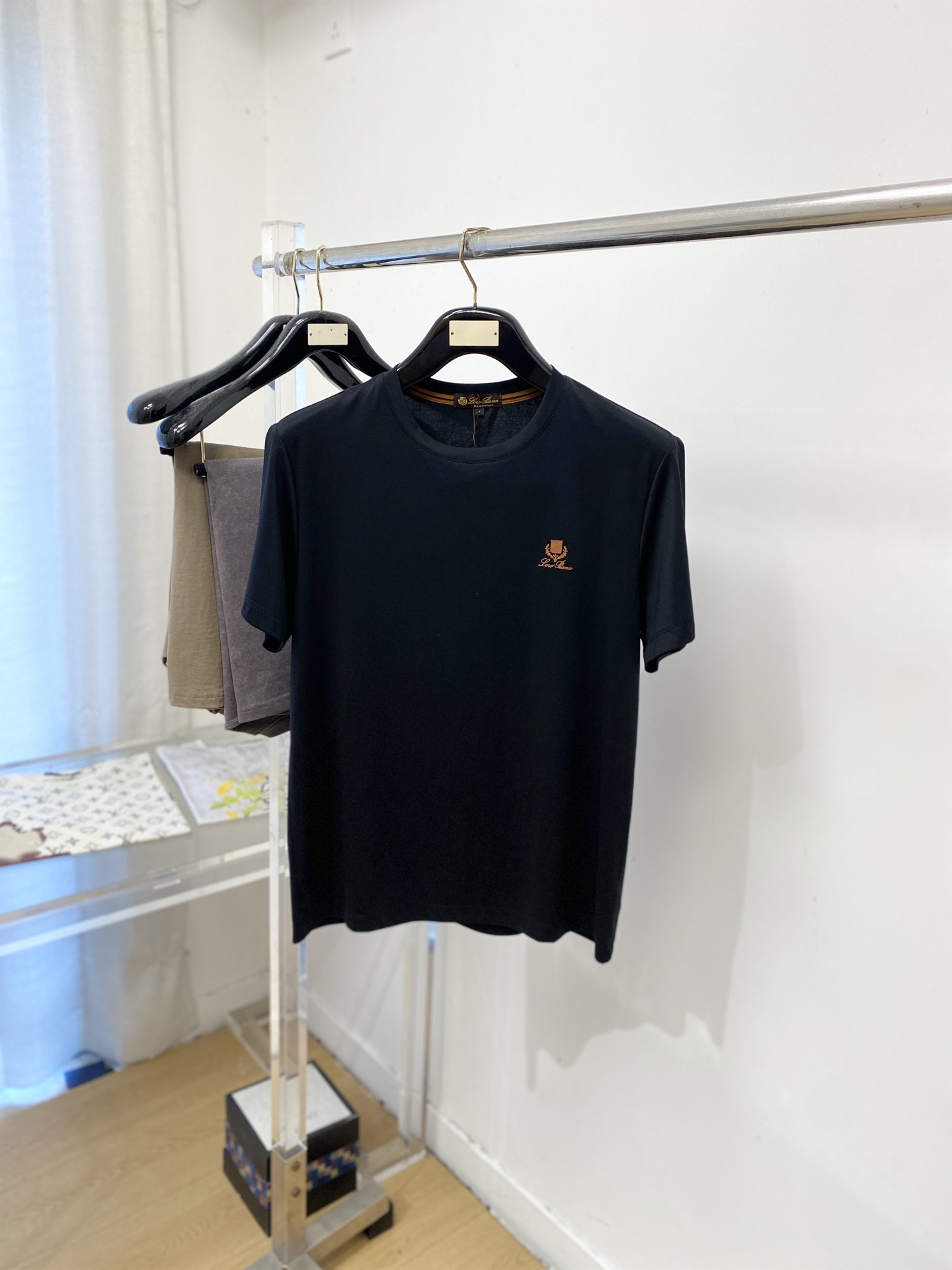 Loro piana、2026新品短袖T恤，帅气时尚，胸前顶级印胶图案字母logo，简约百搭款。面料棉 不仅挺括，保持潮