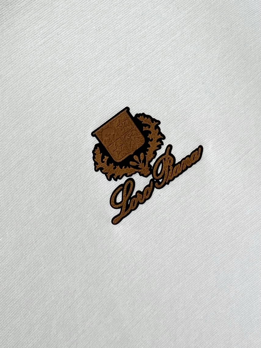 Loro piana、2026新品短袖T恤，帅气时尚，胸前顶级印胶图案字母logo，简约百搭款。面料棉 不仅挺括，保持潮