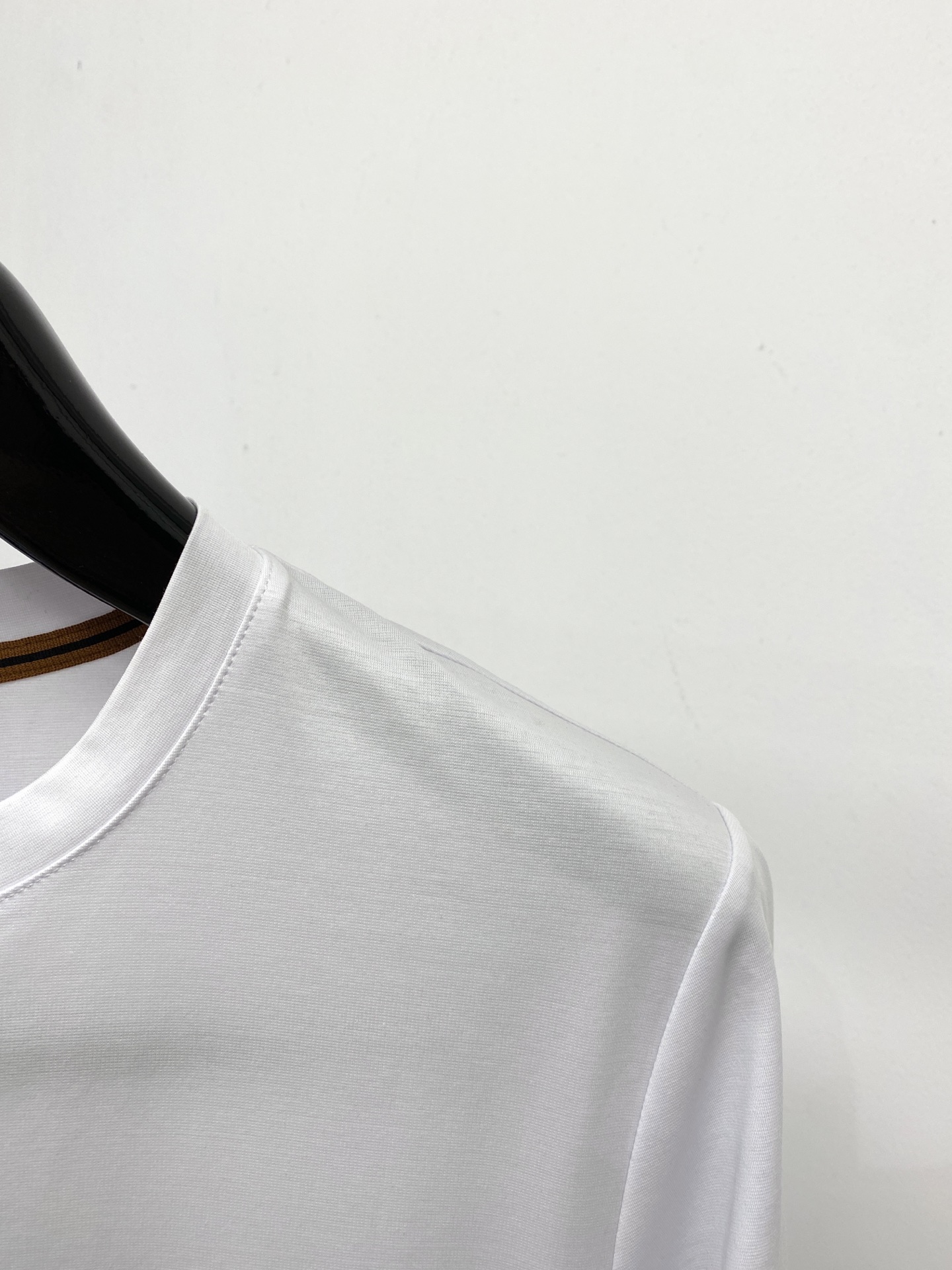 Loro piana、2026新品短袖T恤，帅气时尚，胸前顶级印胶图案字母logo，简约百搭款。面料棉 不仅挺括，保持潮