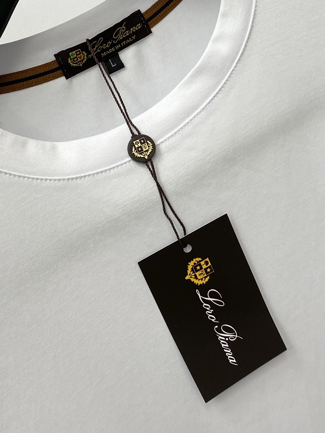 Loro piana、2026新品短袖T恤，帅气时尚，胸前顶级印胶图案字母logo，简约百搭款。面料棉 不仅挺括，保持潮