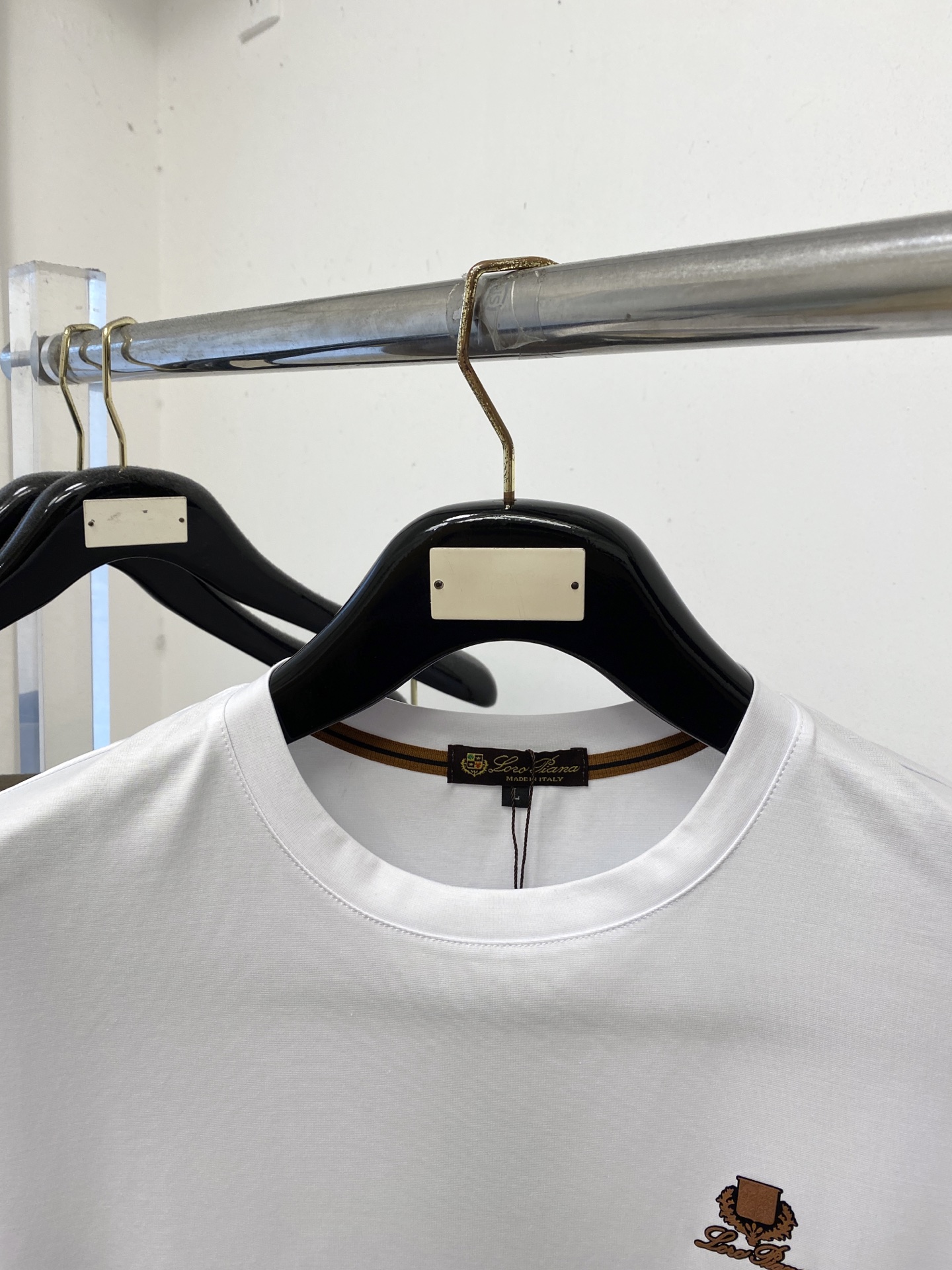 Loro piana、2026新品短袖T恤，帅气时尚，胸前顶级印胶图案字母logo，简约百搭款。面料棉 不仅挺括，保持潮