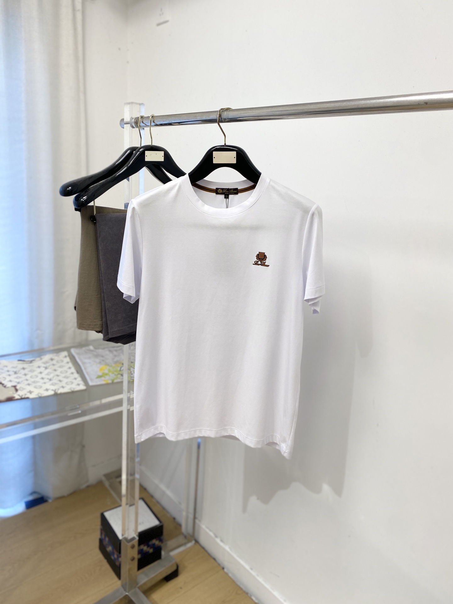 Loro piana、2026新品短袖T恤，帅气时尚，胸前顶级印胶图案字母logo，简约百搭款。面料棉 不仅挺括，保持潮